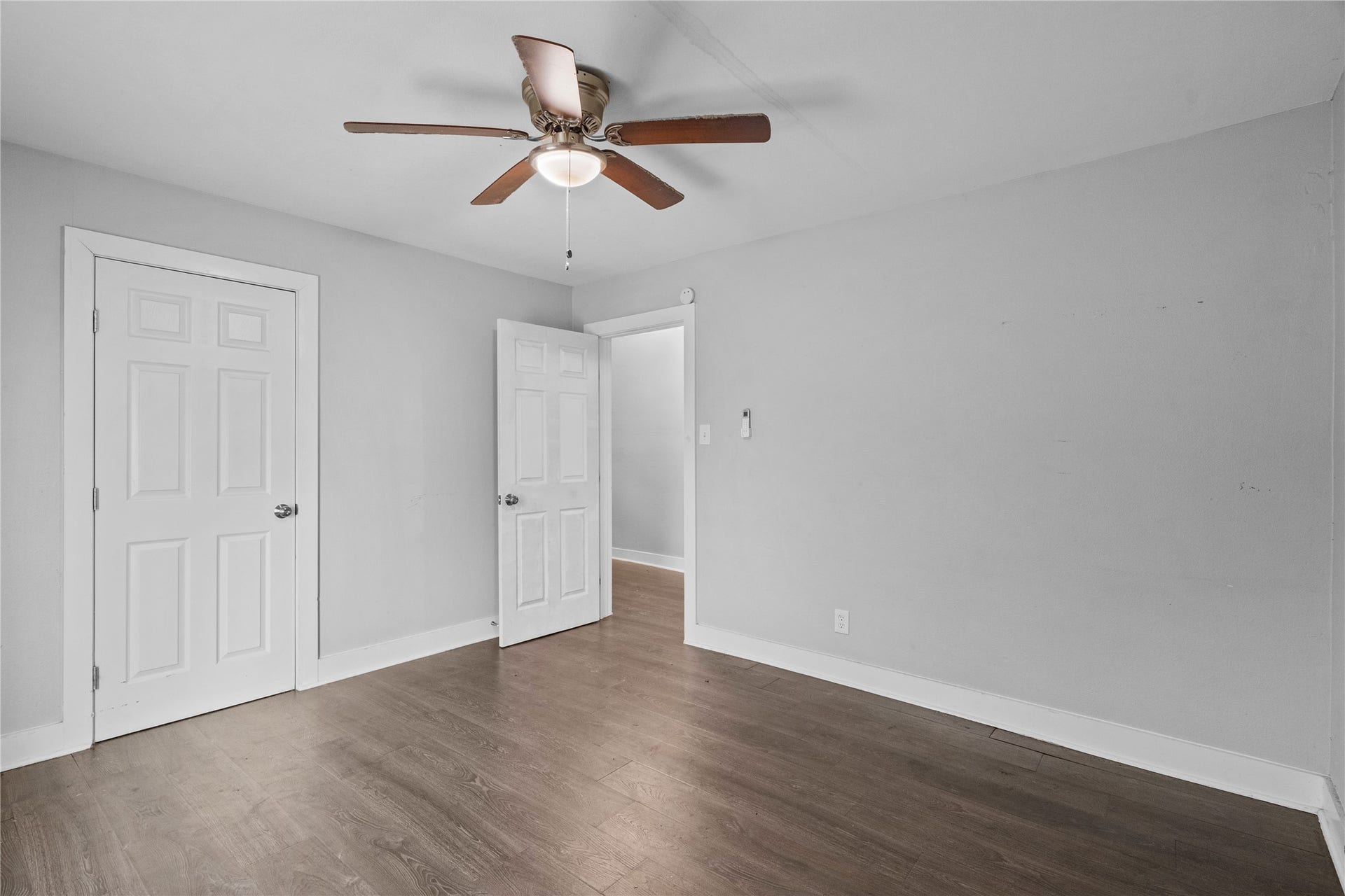 4808 35th Street E, Dickinson, TX 77539 Laminate wood flooing