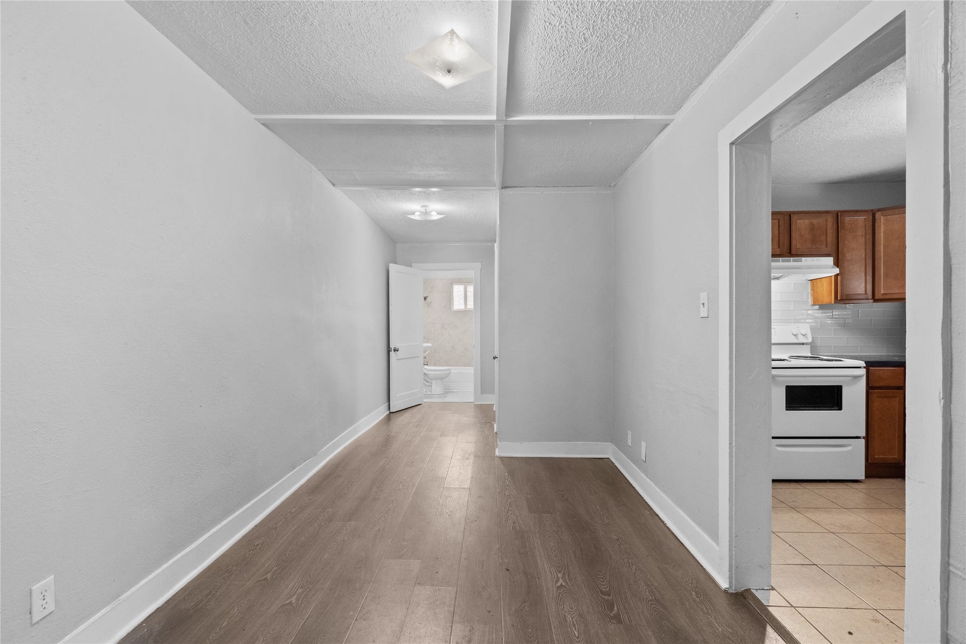 4808 35th Street E, Dickinson, TX 77539 Hallway to kitchen entryway