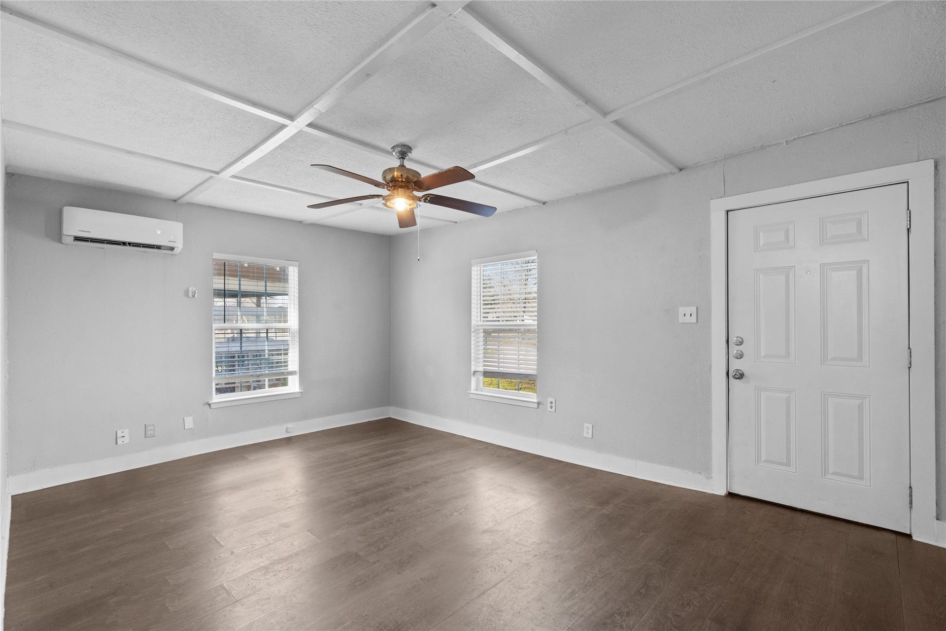 4808 35th Street E, Dickinson, TX 77539 Lots of natural light