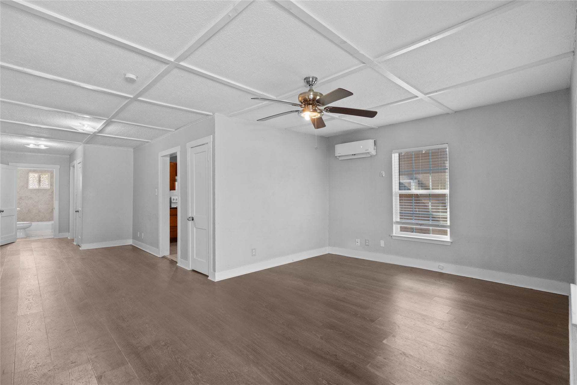 4808 35th Street E, Dickinson, TX 77539 Main living area with peaceful, neutral paint, ceilings fan, and laminate wood flooing