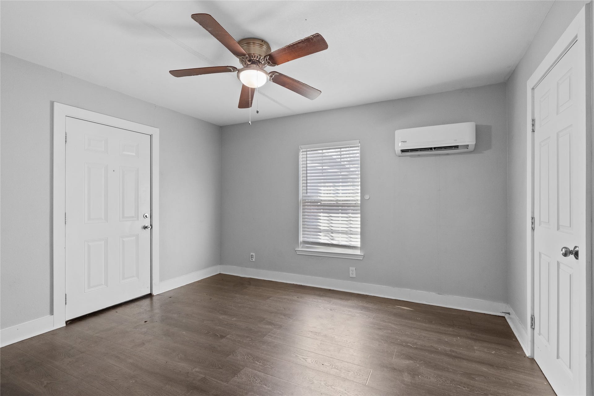 4808 35th Street E, Dickinson, TX 77539 Spacious bedroom with continuation of laminate wood flooring