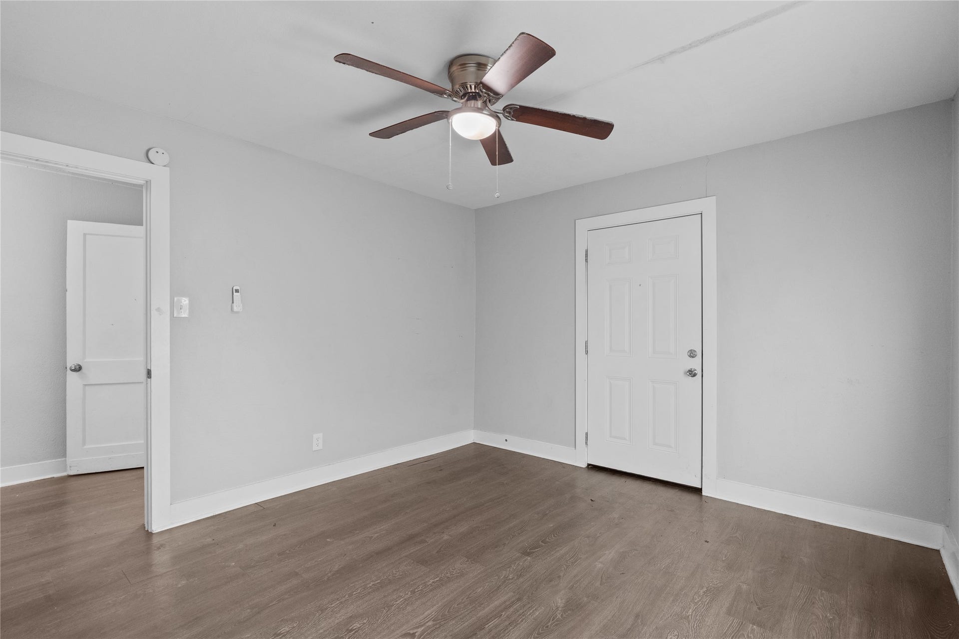 4808 35th Street E, Dickinson, TX 77539 Neutral color tone and ceiling fan in bedroom