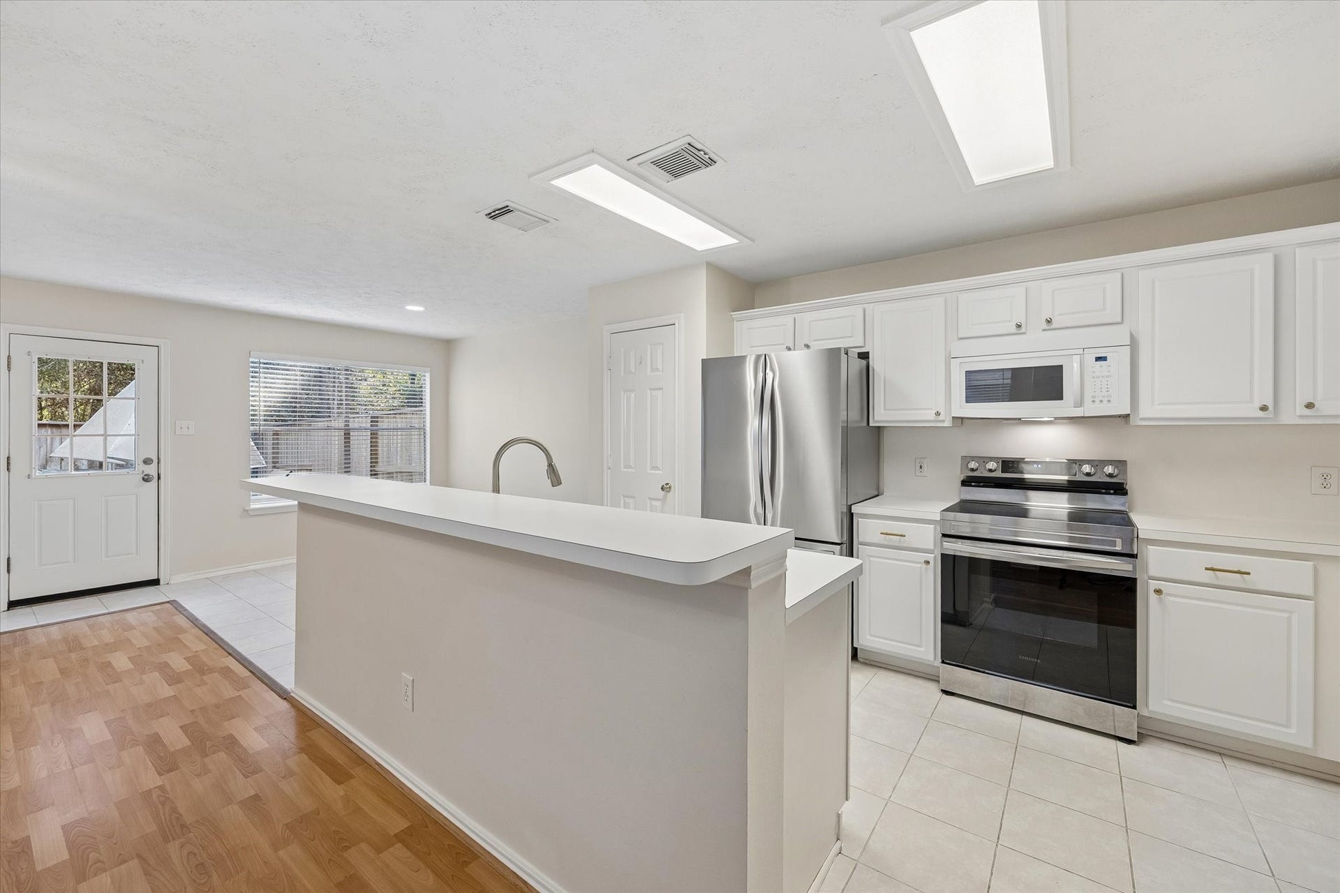 139 Anise Tree Place, Spring, TX 77382 New stainless steel oven and refrigerator!