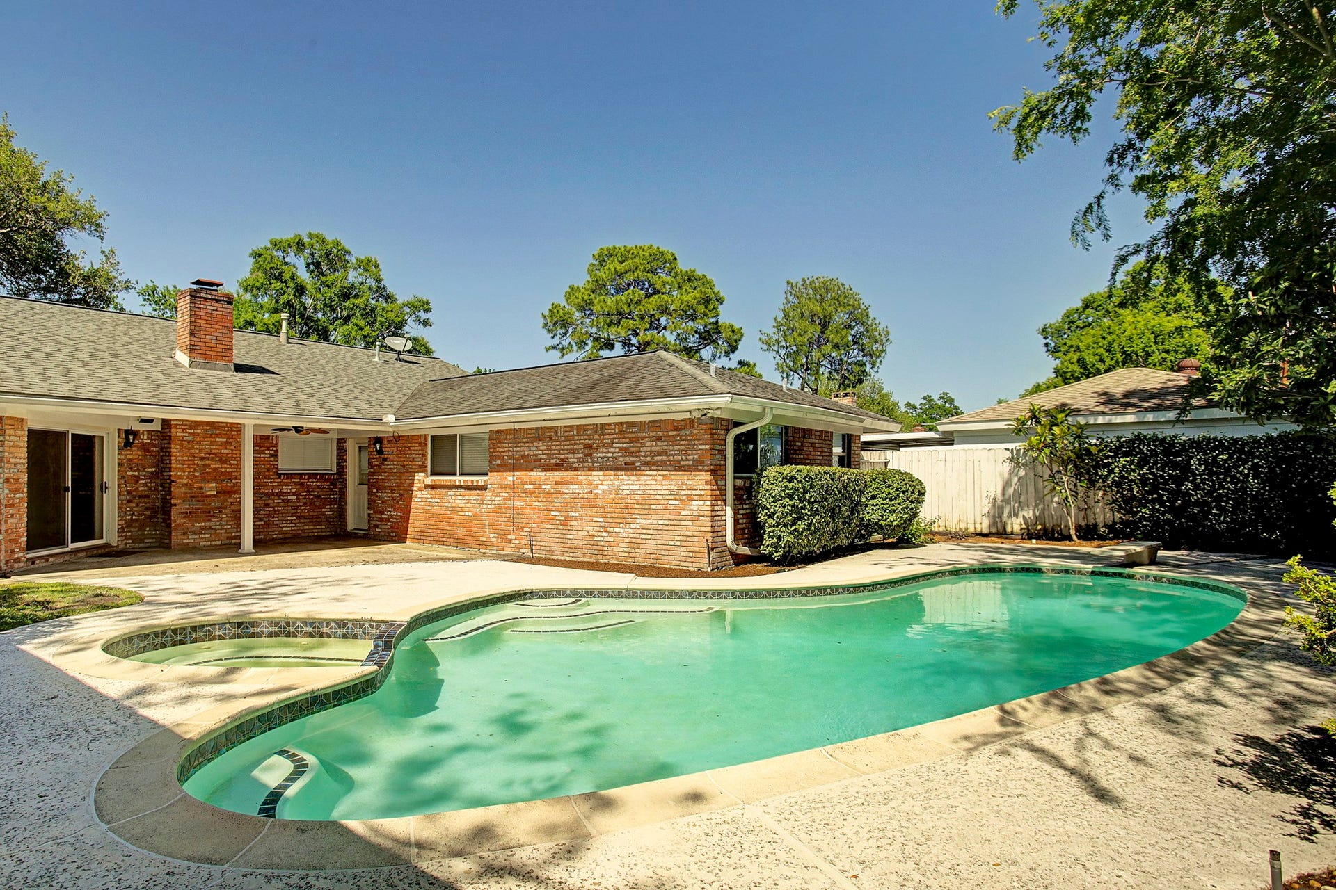 Pool plans look good on you. A large pool, hot tub, and private backyard make staying home an easy decision.