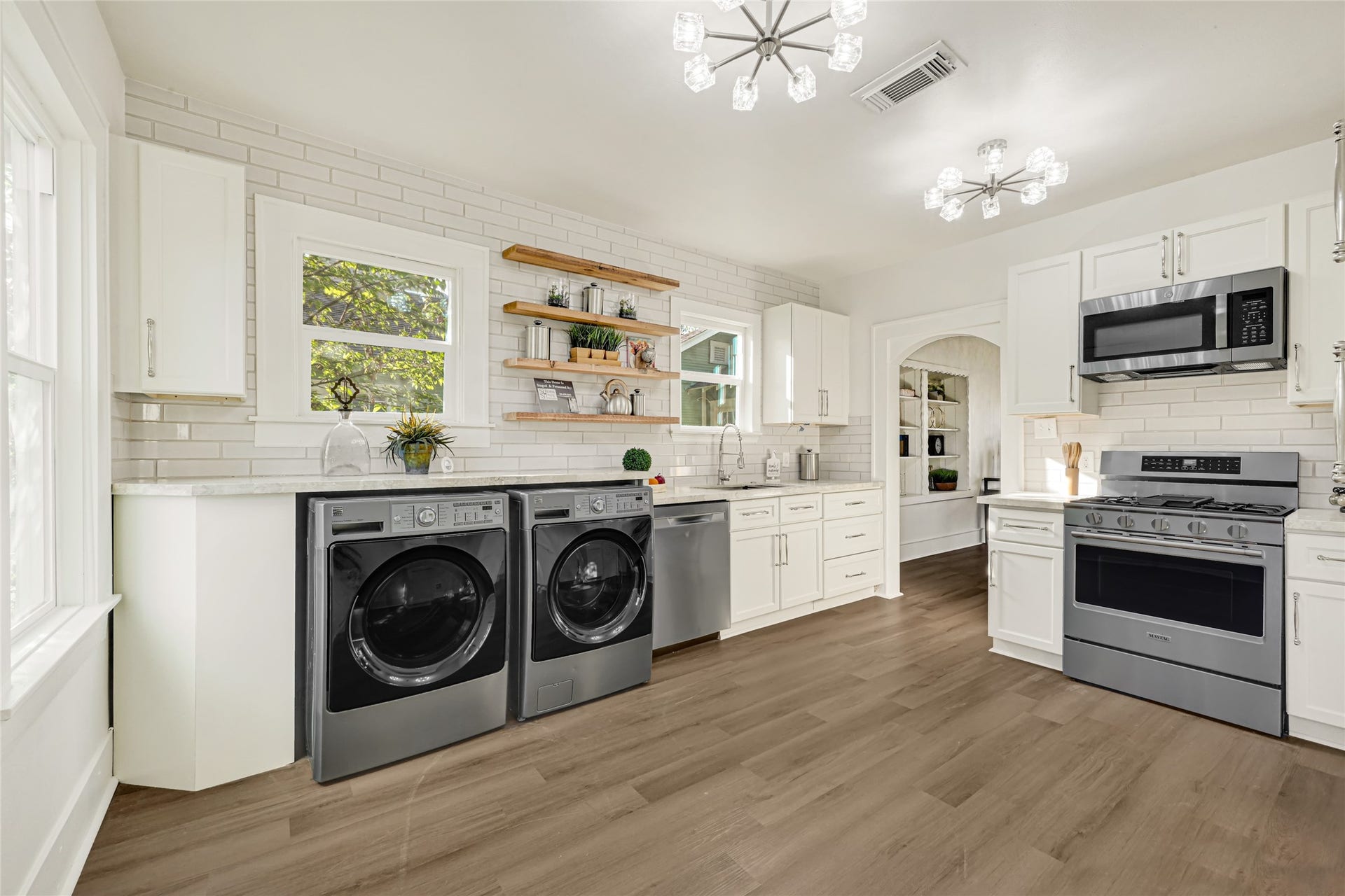 1136 Algregg Street, Houston, TX 77009 Functional, updated kitchen with marble countertops & SS appliances. Gas Oven & Stove