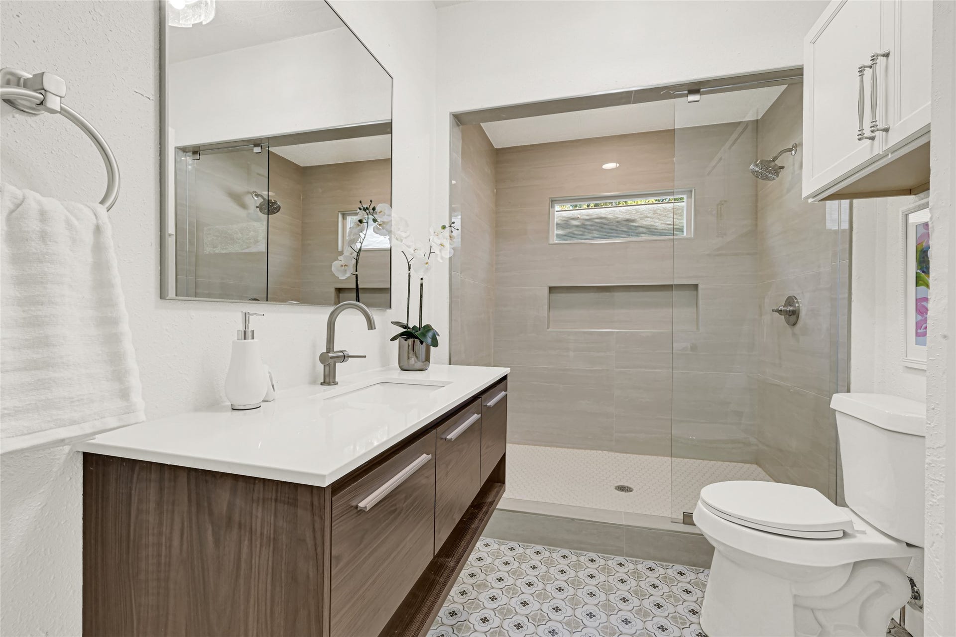 1136 Algregg Street, Houston, TX 77009 Overhauled bathroom