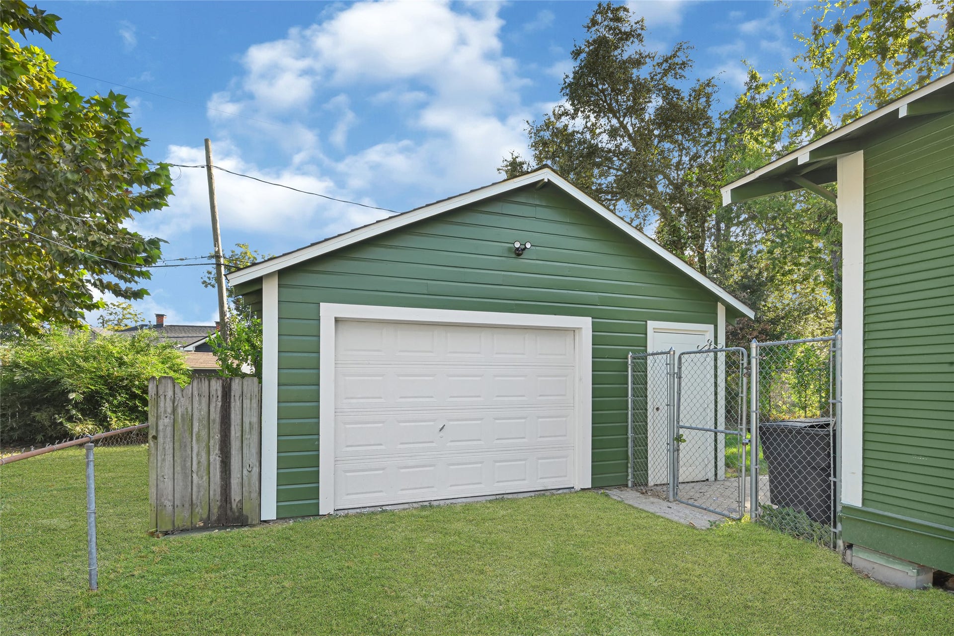 1136 Algregg Street, Houston, TX 77009 Garage