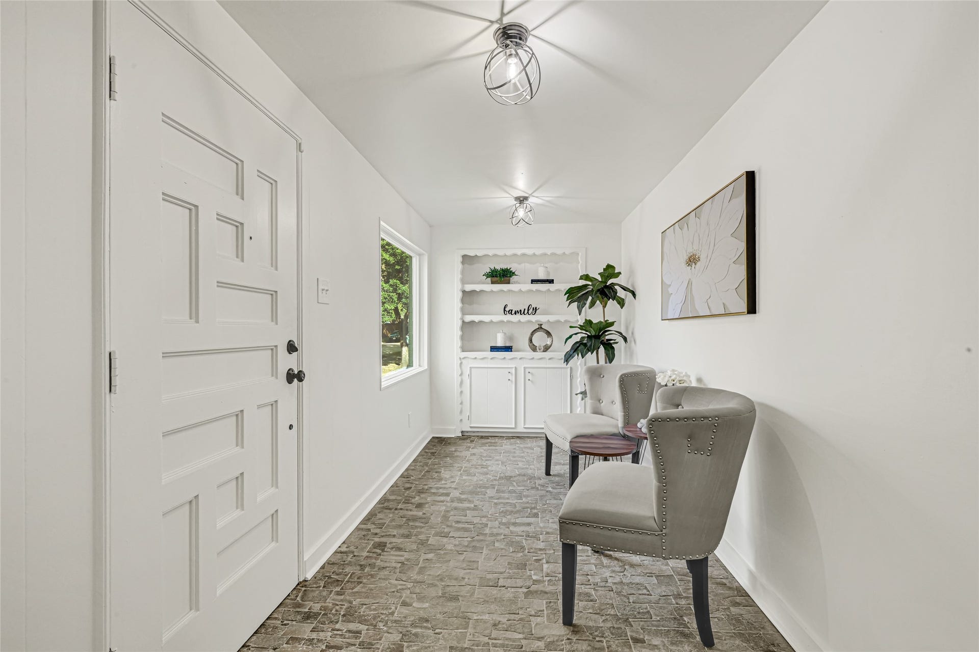 1136 Algregg Street, Houston, TX 77009 Front entry reading nook
