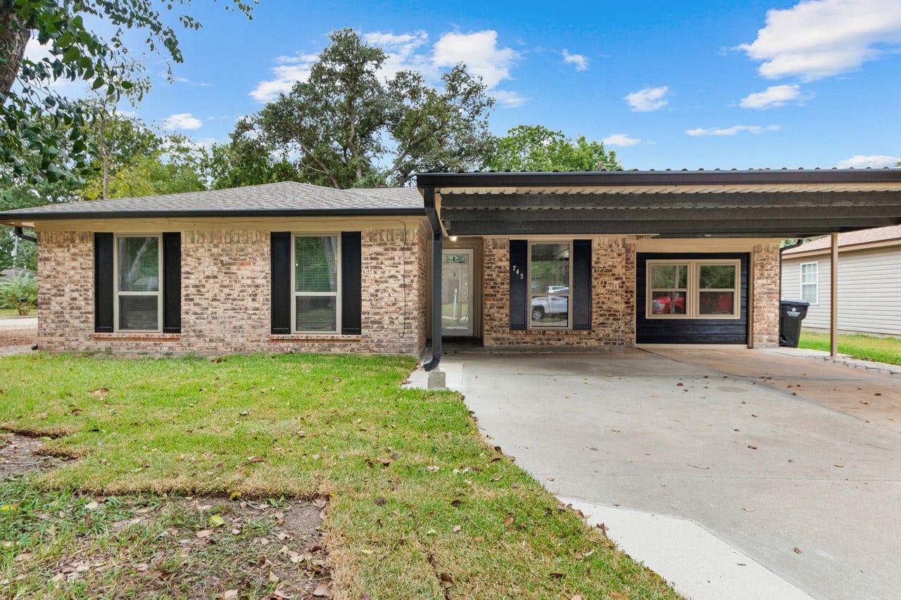 745 Dezso Drive, Alvin, TX 77511 Welcome to 745 Dezso Drive in Alvin.