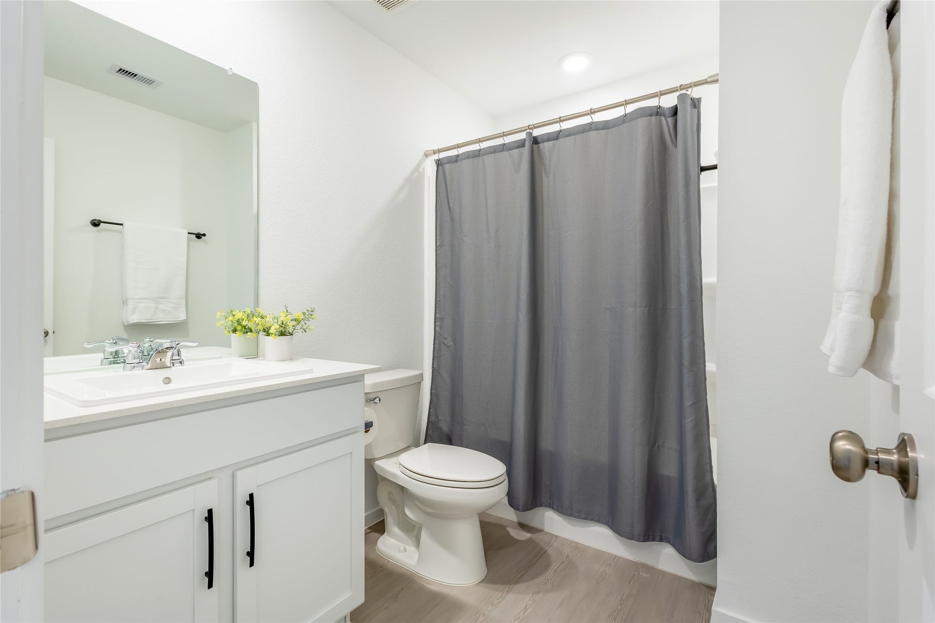 18815 Ribolla Drive, New Caney, TX 77357 Guest Bath conveniently located near secondary bedrooms