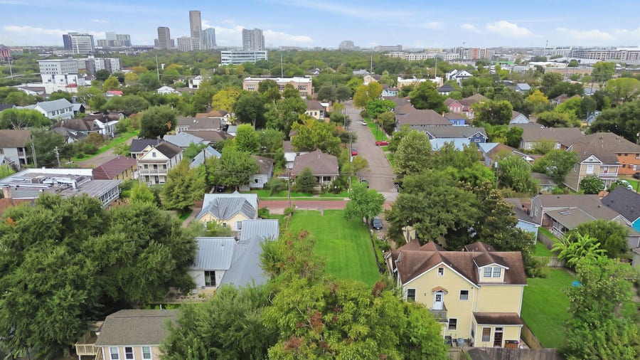 Property photo for 720 Sabine Street, Houston, TX