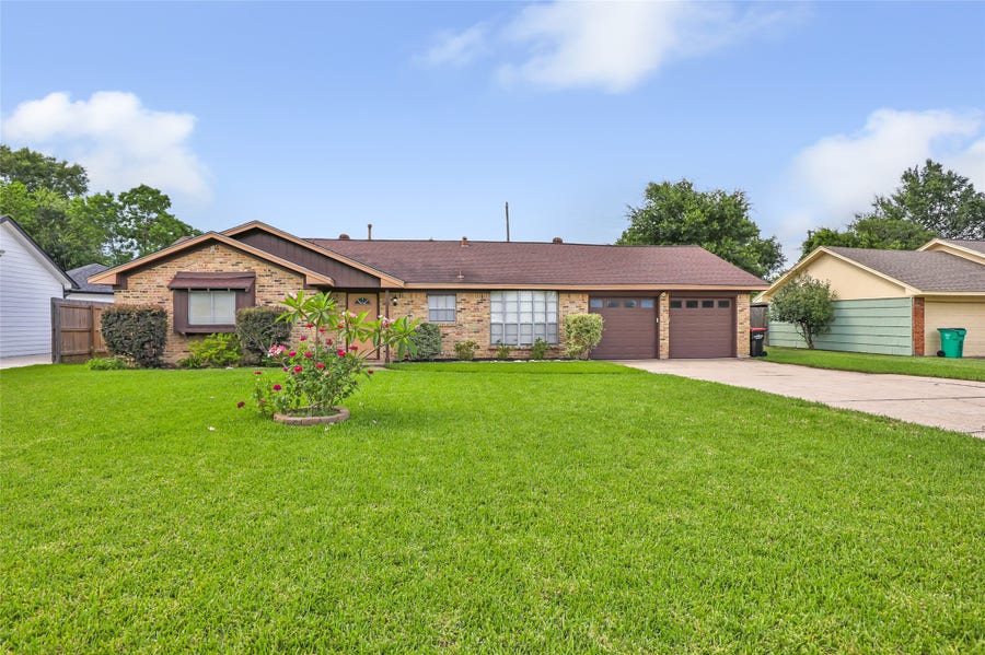 Property photo for 117 Tanglewood Street, Baytown, TX