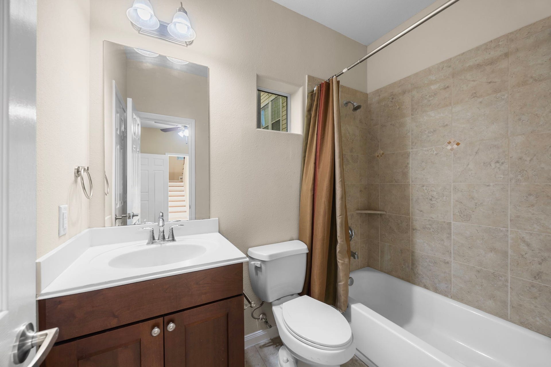 932 W 26th Street, #B, Houston, TX 77008 First floor en-suite bathroom