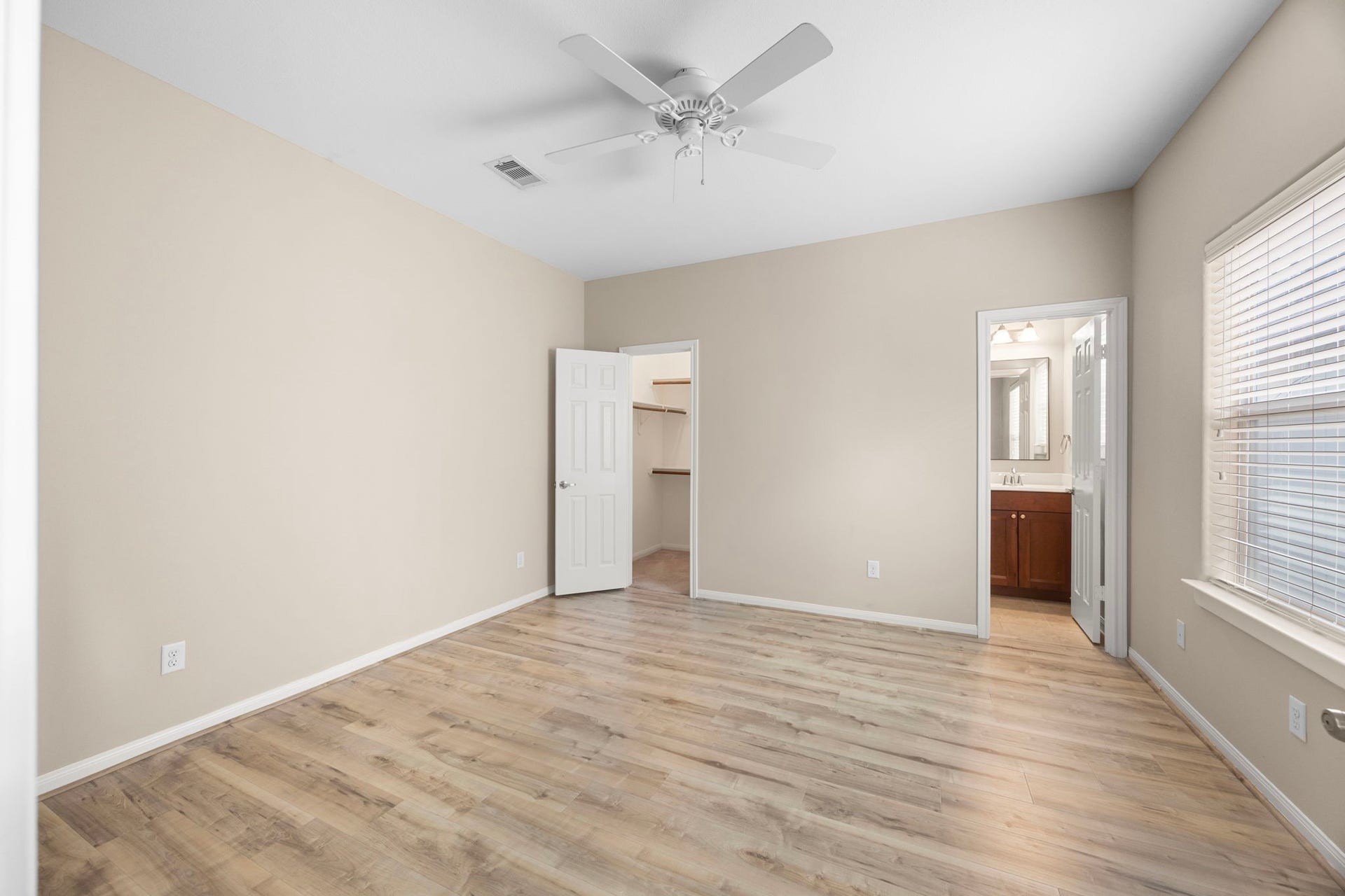 932 W 26th Street, #B, Houston, TX 77008 Third floor guest bedroom