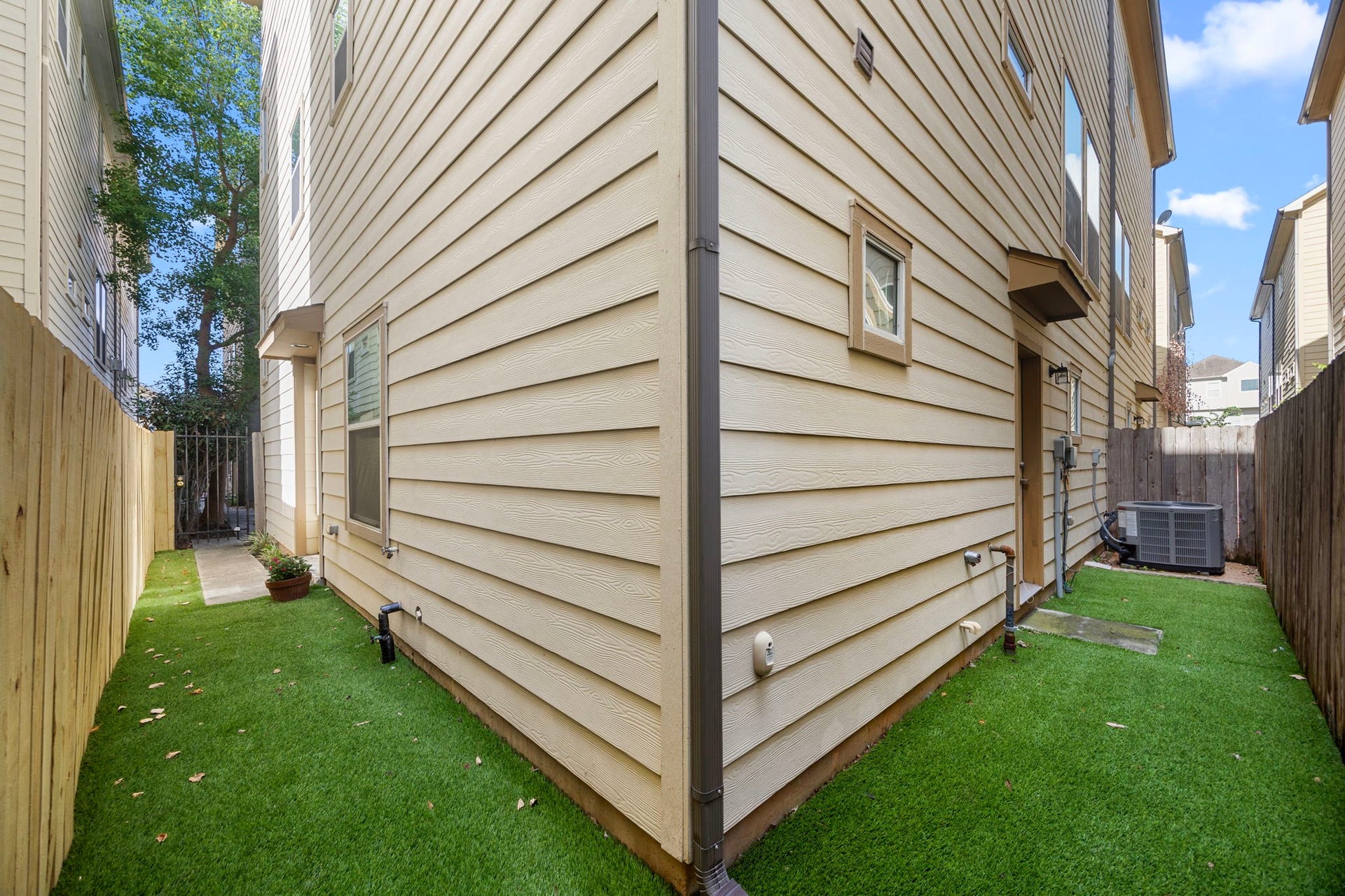 932 W 26th Street, #B, Houston, TX 77008 Turfed yard