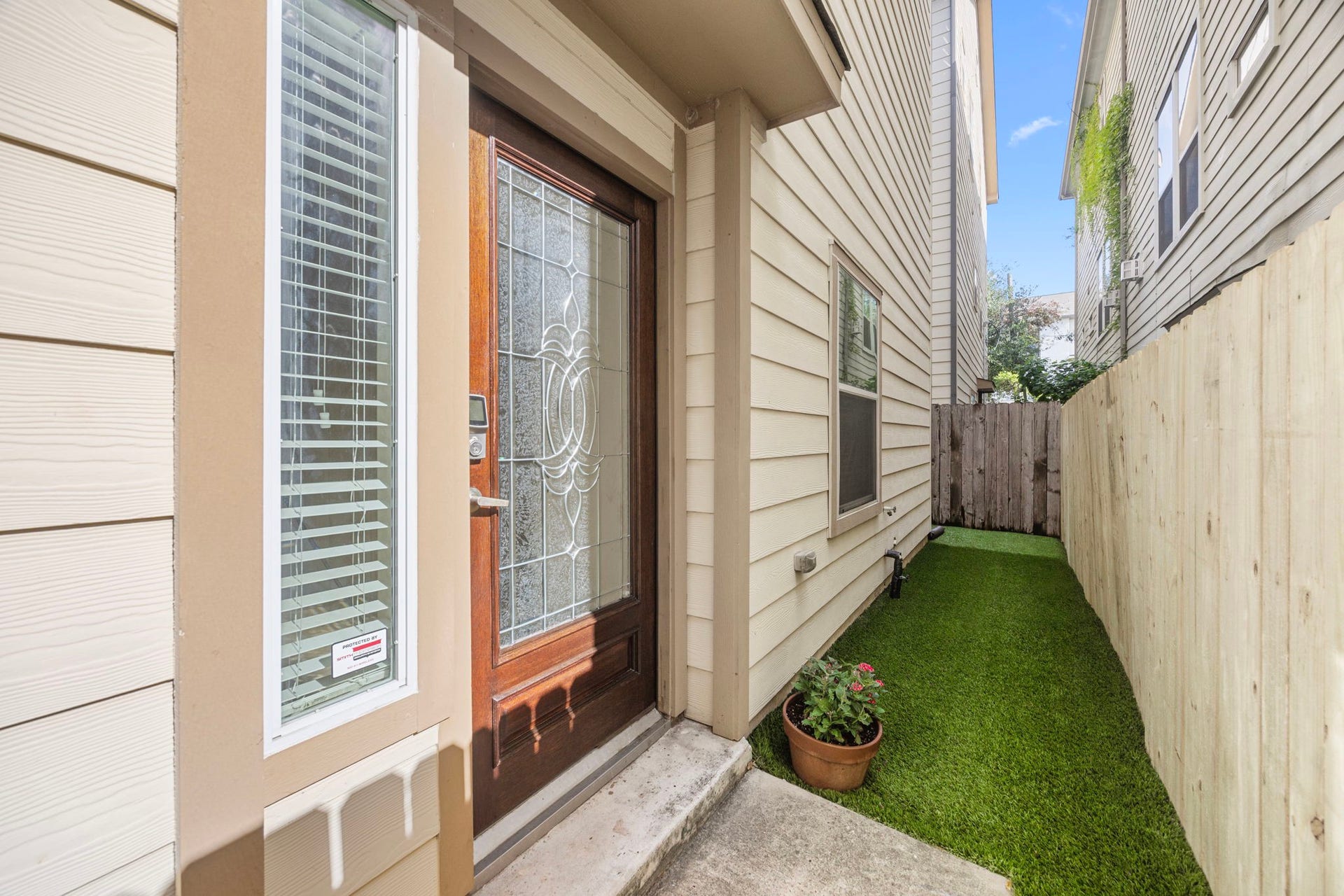 932 W 26th Street, #B, Houston, TX 77008 Turfed yard