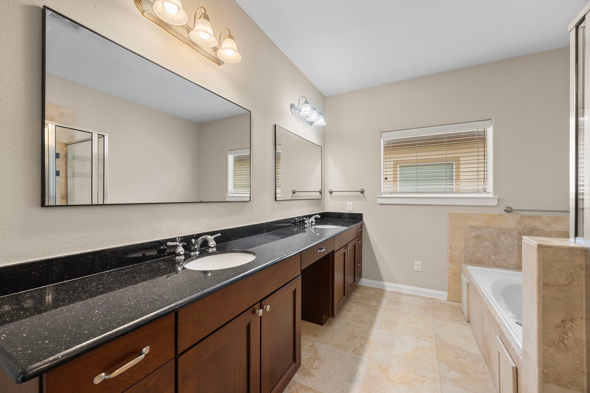 932 W 26th Street, #B, Houston, TX 77008 Primary bathroom