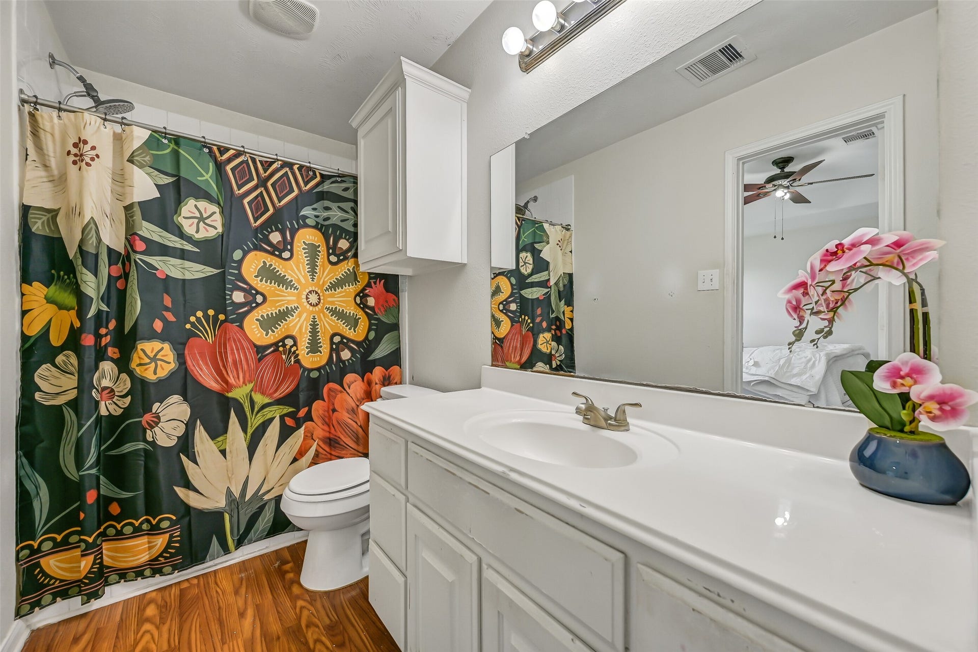 9022 Amberjack Drive, Texas City, TX 77591 The en suite primary bath features a long vanity with abundant storage, expansive wall mirror, tub/shower combination, and additional upper cabinetry.