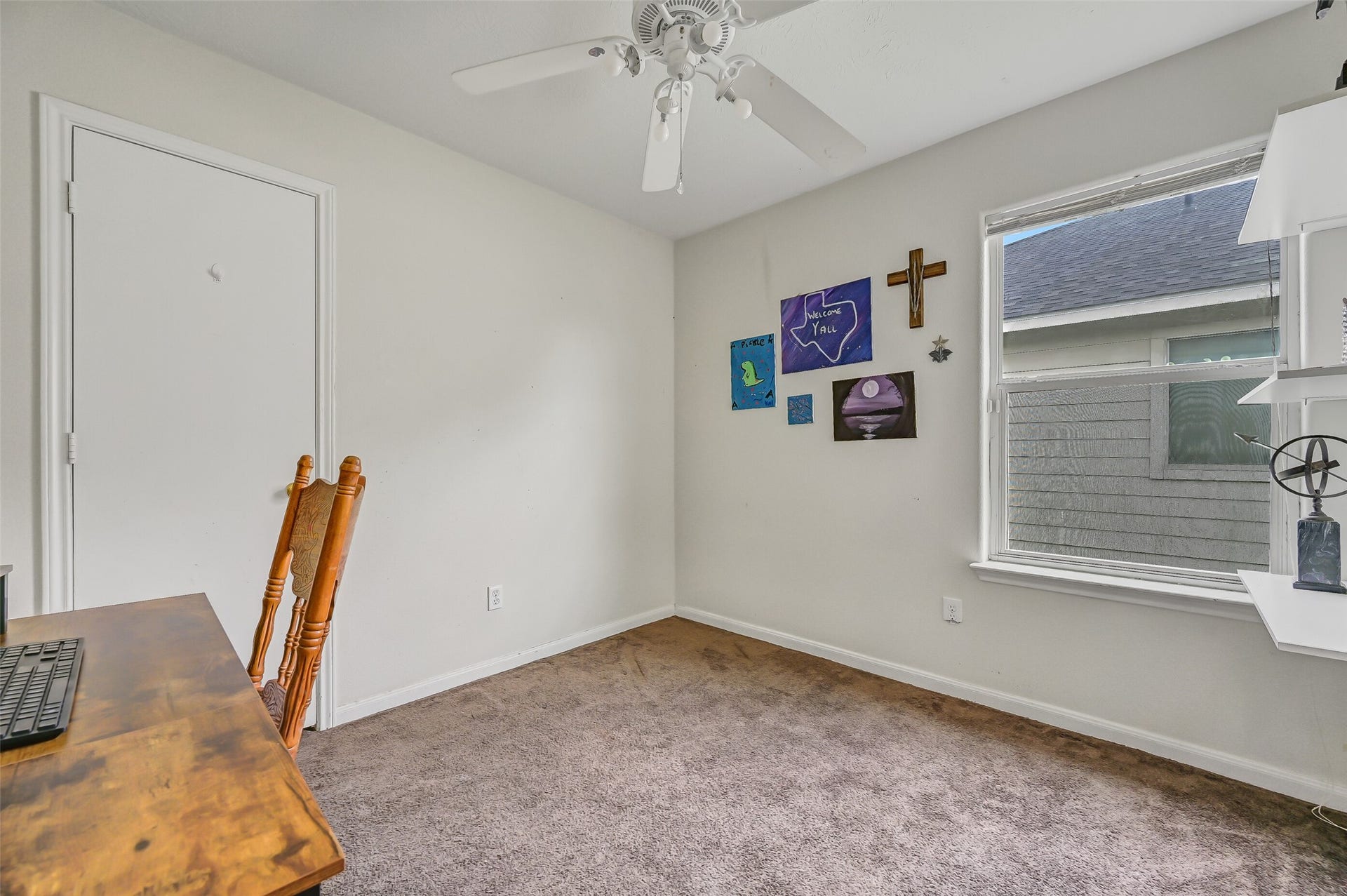 9022 Amberjack Drive, Texas City, TX 77591 One of two secondary bedrooms offers a neutral palette, ceiling fan, natural light, and flexibility for use as a bedroom, home office, or hobby space.