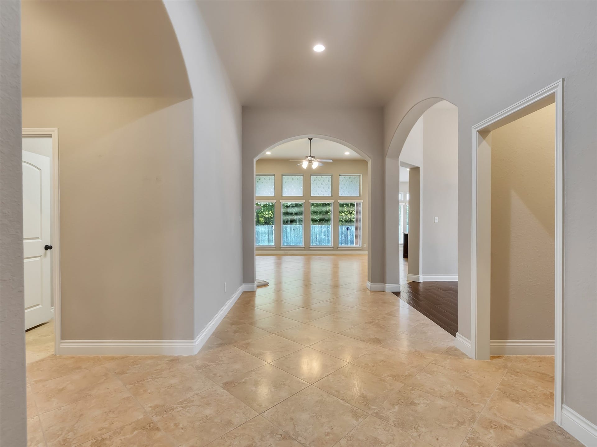 4131 N Creekmont Drive, Fresno, TX 77545 Expansive hallway.
