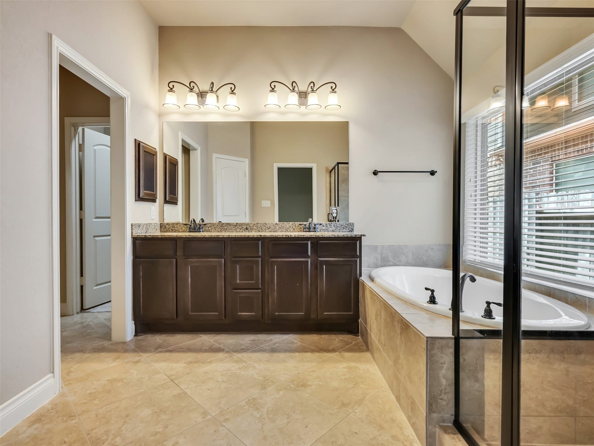 4131 N Creekmont Drive, Fresno, TX 77545 Luxurious primary bathroom with all of the bells and whistles.