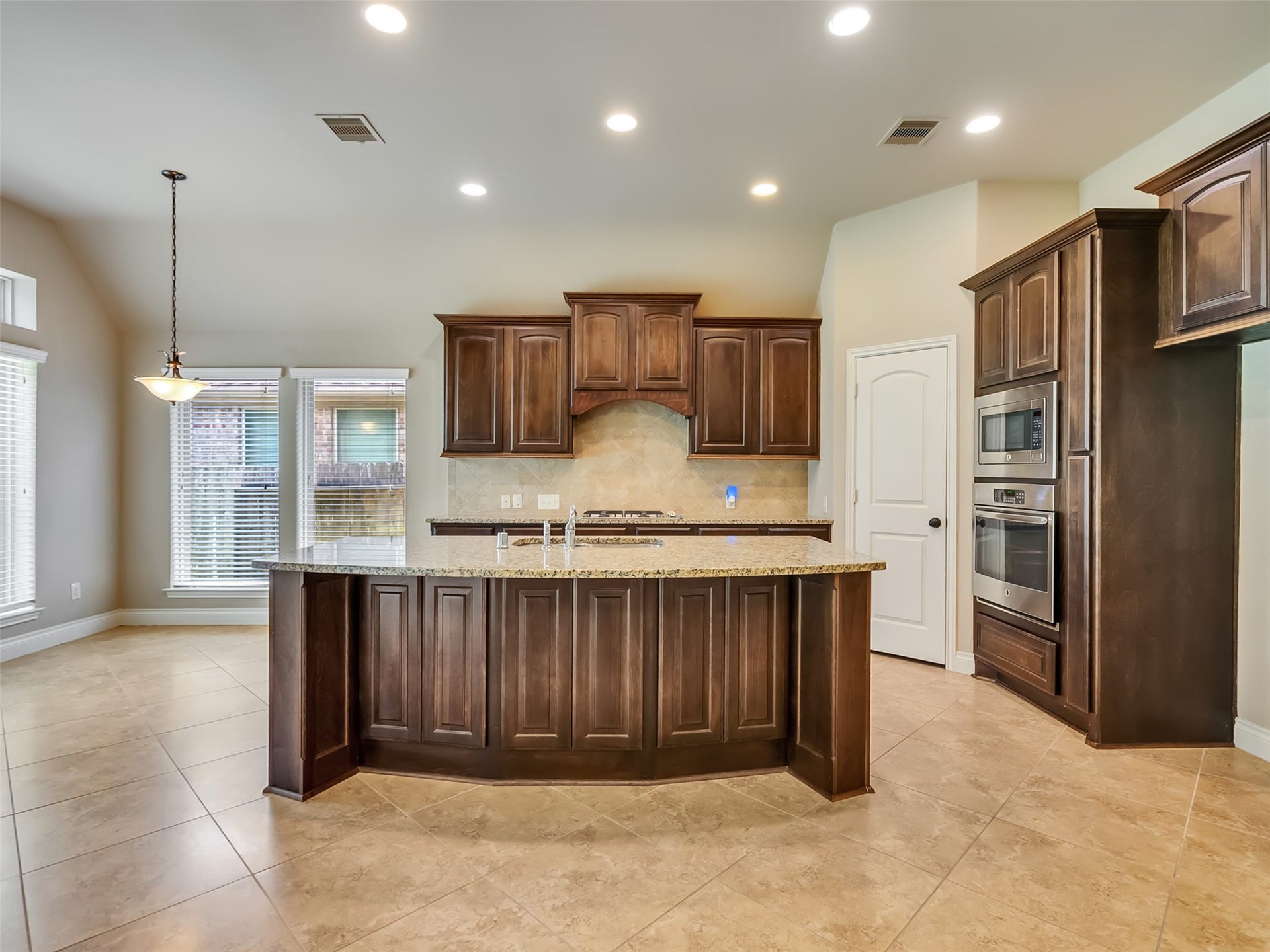 4131 N Creekmont Drive, Fresno, TX 77545 Gorgeous kitchen that is open to the family room.