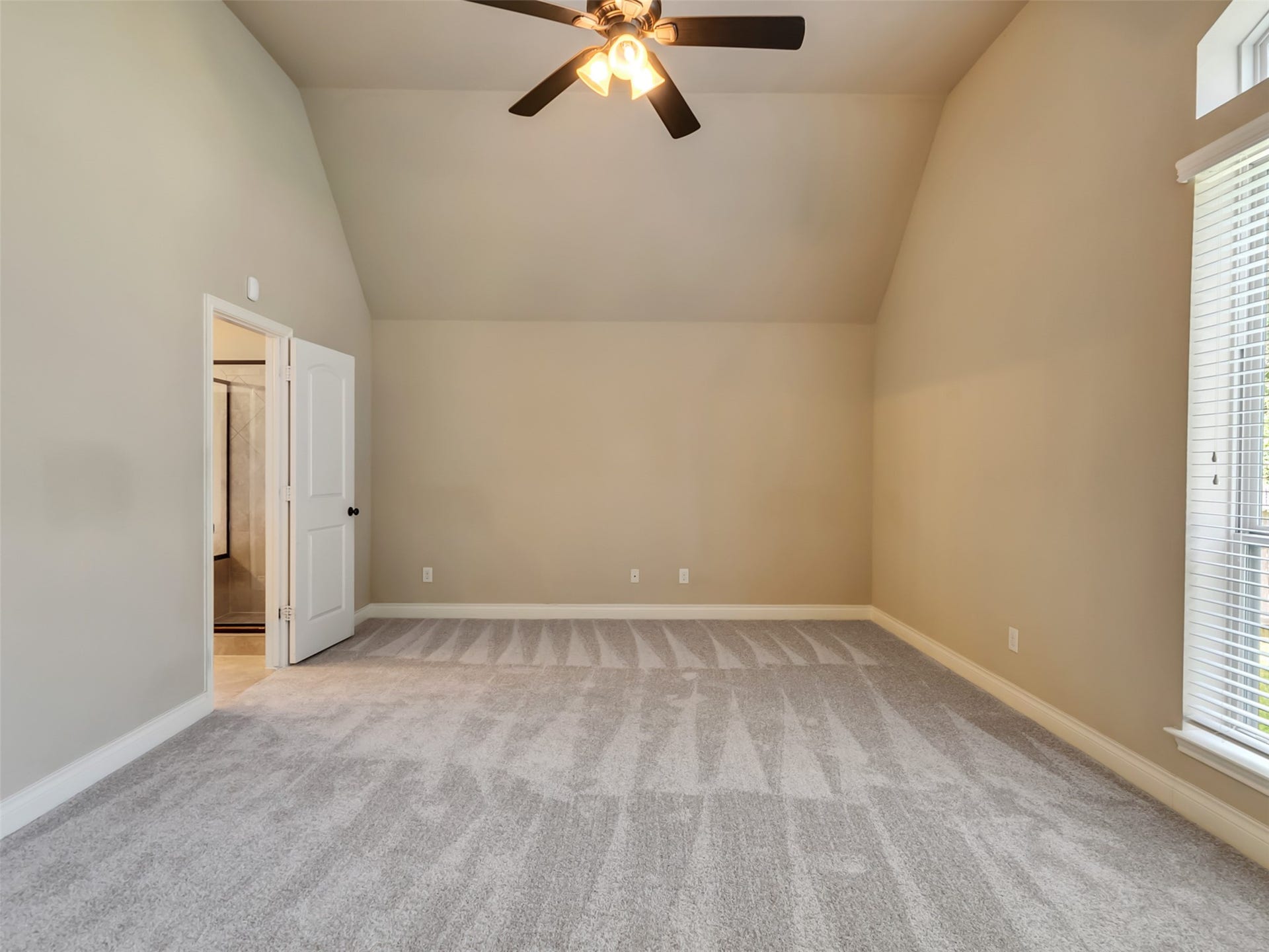 4131 N Creekmont Drive, Fresno, TX 77545 Primary bedroom with high ceilings and plenty of room for furniture.