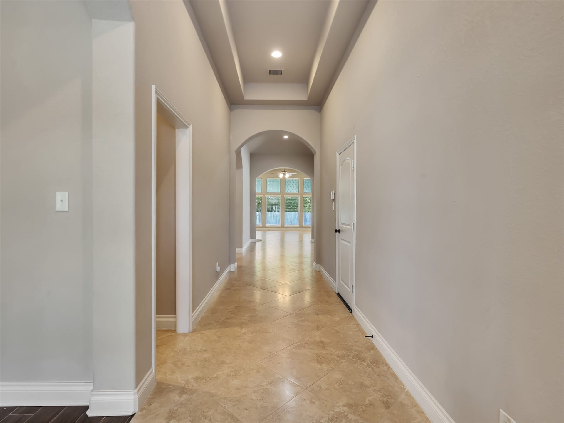 4131 N Creekmont Drive, Fresno, TX 77545 Hallway leading to living room.