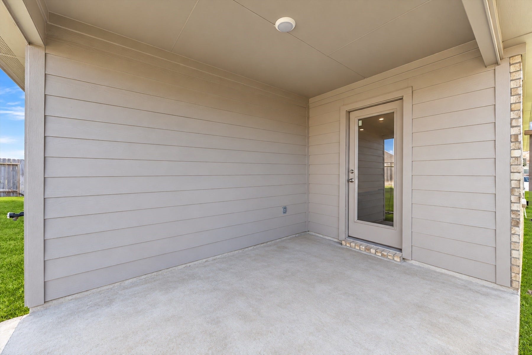 21406 Flowering Garden Lane, Katy, TX 77449 Outdoor living space ideal for morning coffee or evening gatherings.
