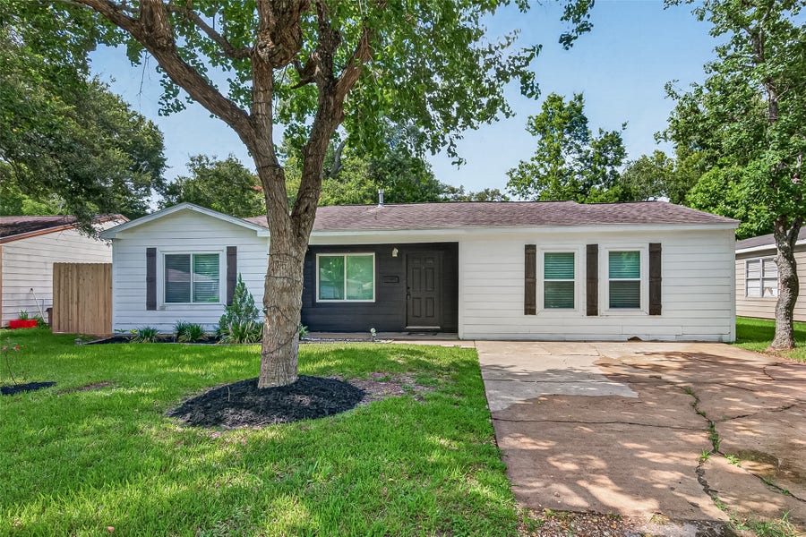 Property photo for 214 E Foley Street, Alvin, TX