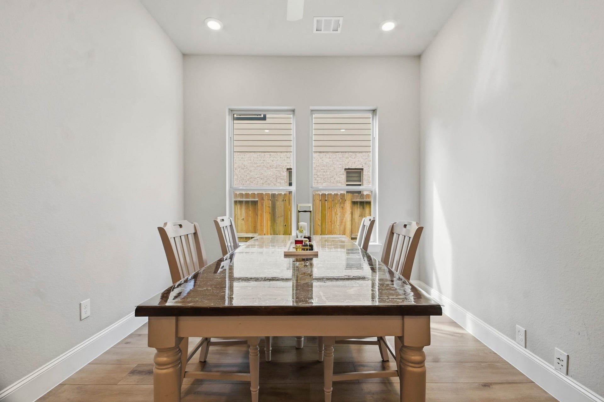 2511 Park Square Drive, Missouri City, TX 77459 Bright dining area offering plenty of space for everyday meals and entertaining.
