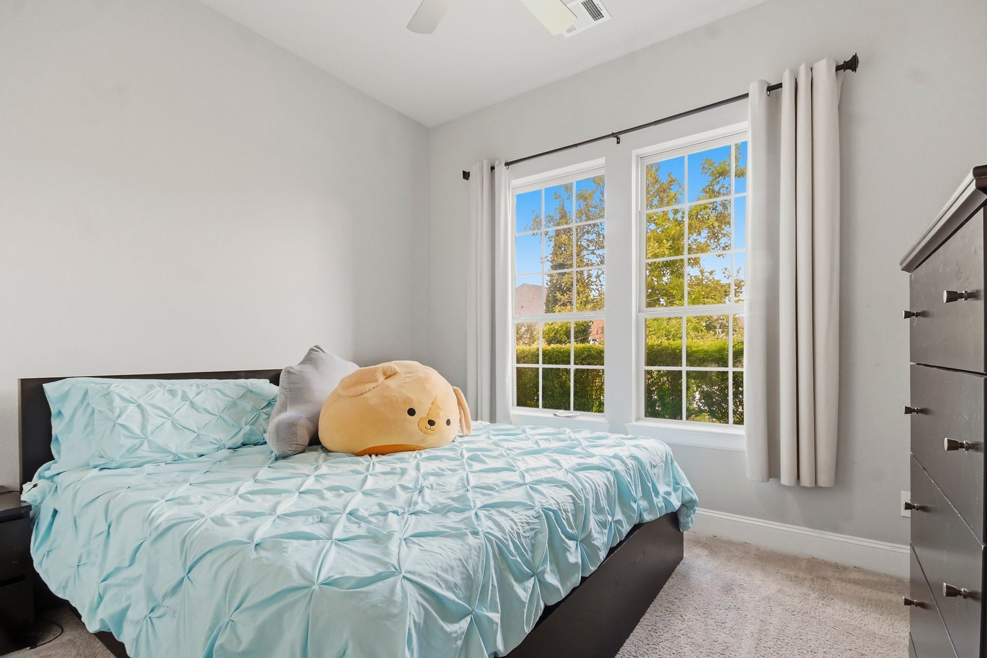 2511 Park Square Drive, Missouri City, TX 77459 Generously sized downstairs secondary bedroom provides flexible space for family or guests.