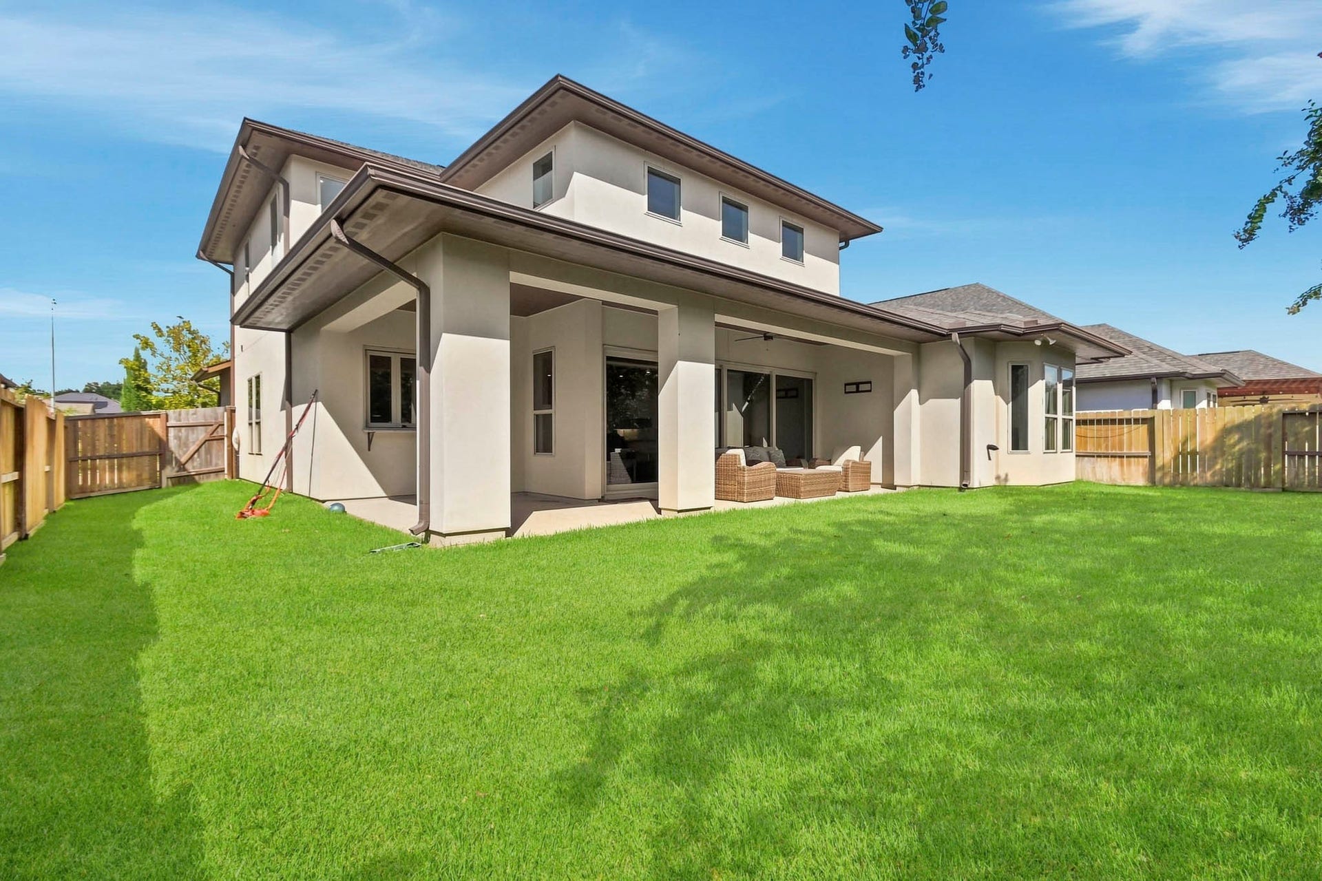 2511 Park Square Drive, Missouri City, TX 77459 Generous backyard with abundant lawn space and room to enjoy the outdoors.