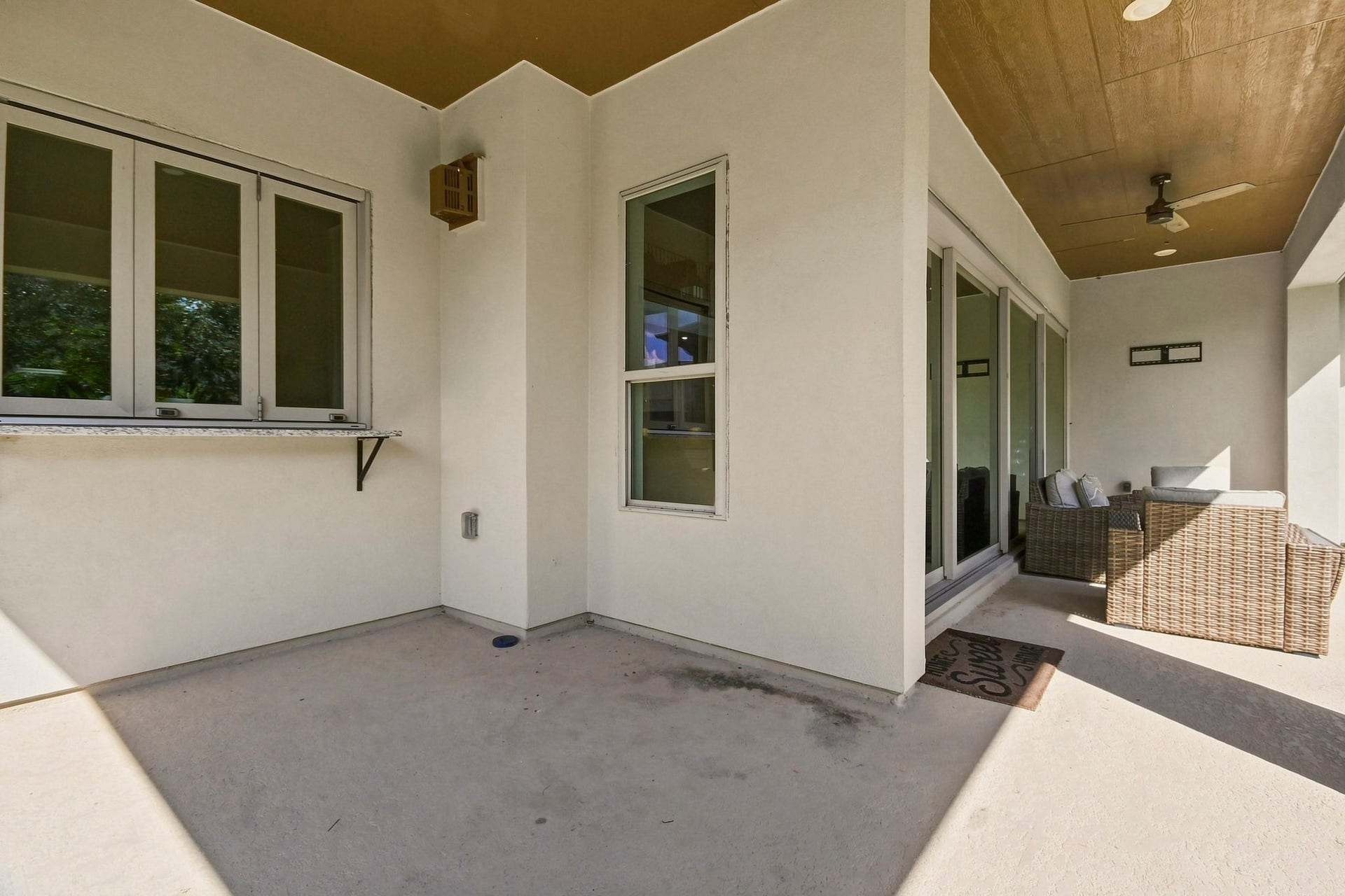 2511 Park Square Drive, Missouri City, TX 77459 Covered patio features a convenient pass-through window to the beverage/bar area, perfect for outdoor entertaining.