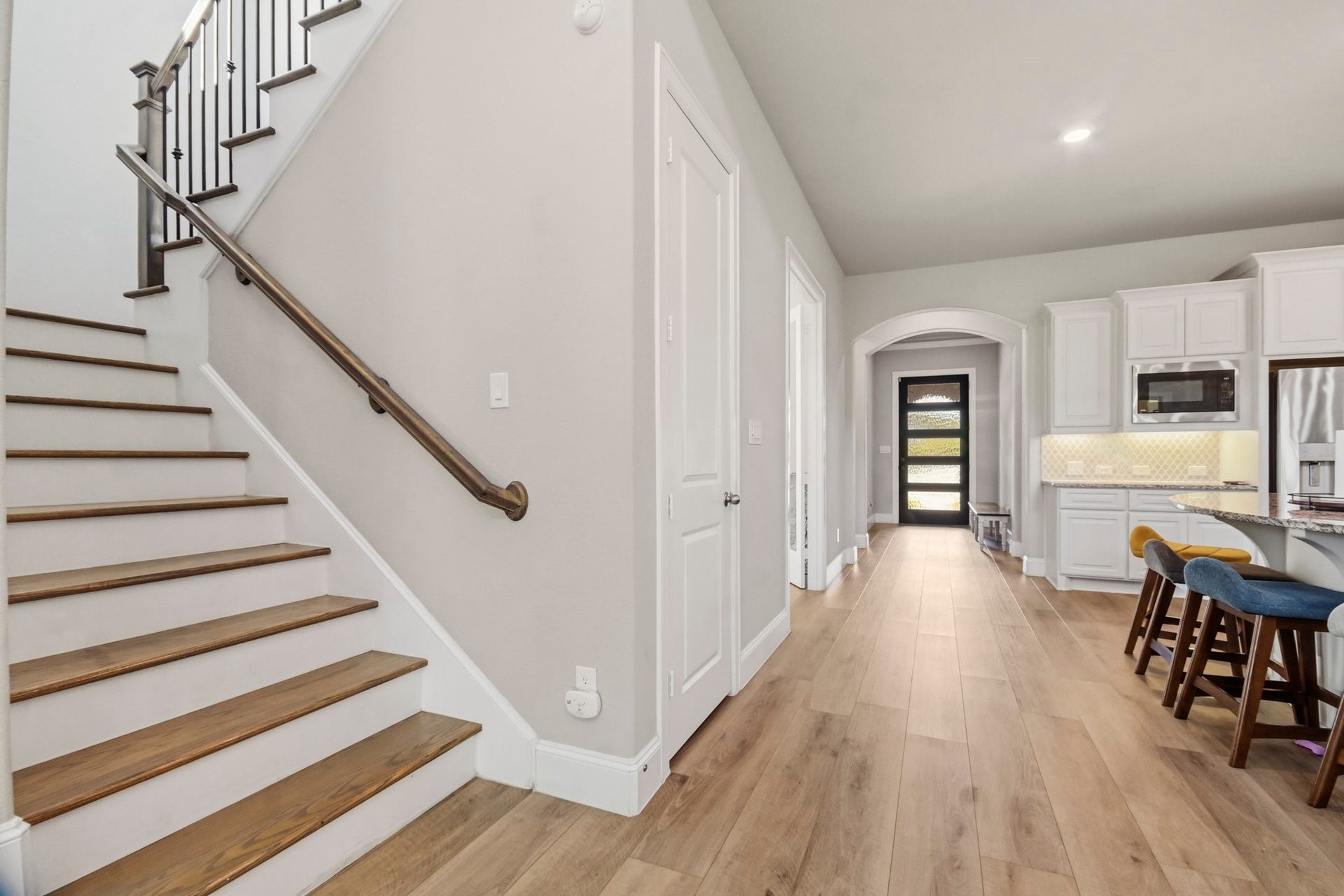 2511 Park Square Drive, Missouri City, TX 77459 Inviting entry opens to the spacious kitchen, creating a seamless flow into the heart of the home.