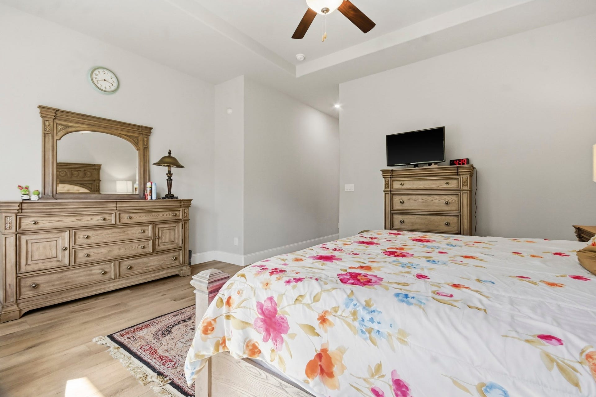 2511 Park Square Drive, Missouri City, TX 77459 Spacious primary suite with tray ceiling and plenty of natural light.