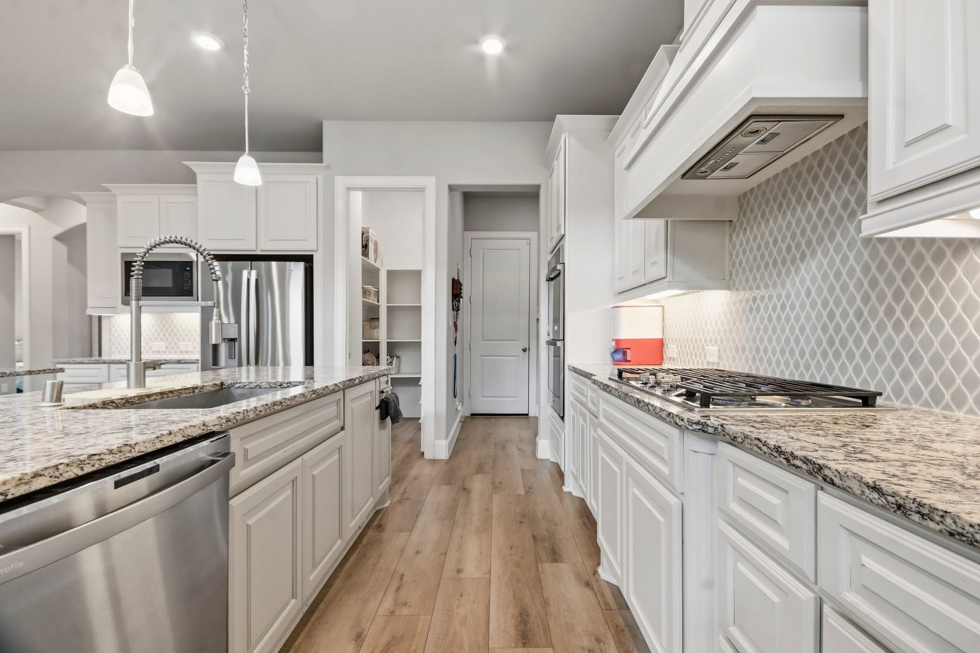 2511 Park Square Drive, Missouri City, TX 77459 Spacious kitchen with oversized island, abundant cabinetry and stainless-steel appliances.