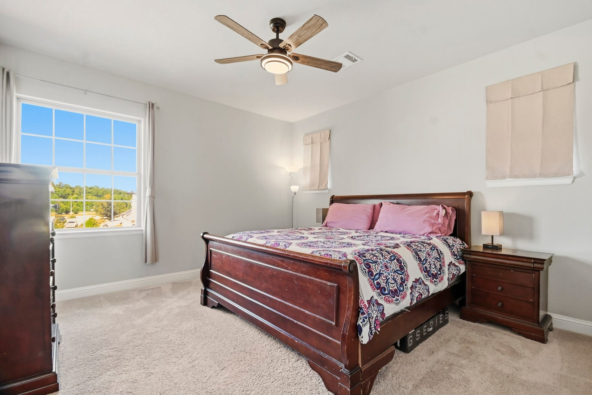 2511 Park Square Drive, Missouri City, TX 77459 Comfortable secondary bedroom with plenty of room for furnishings and storage.