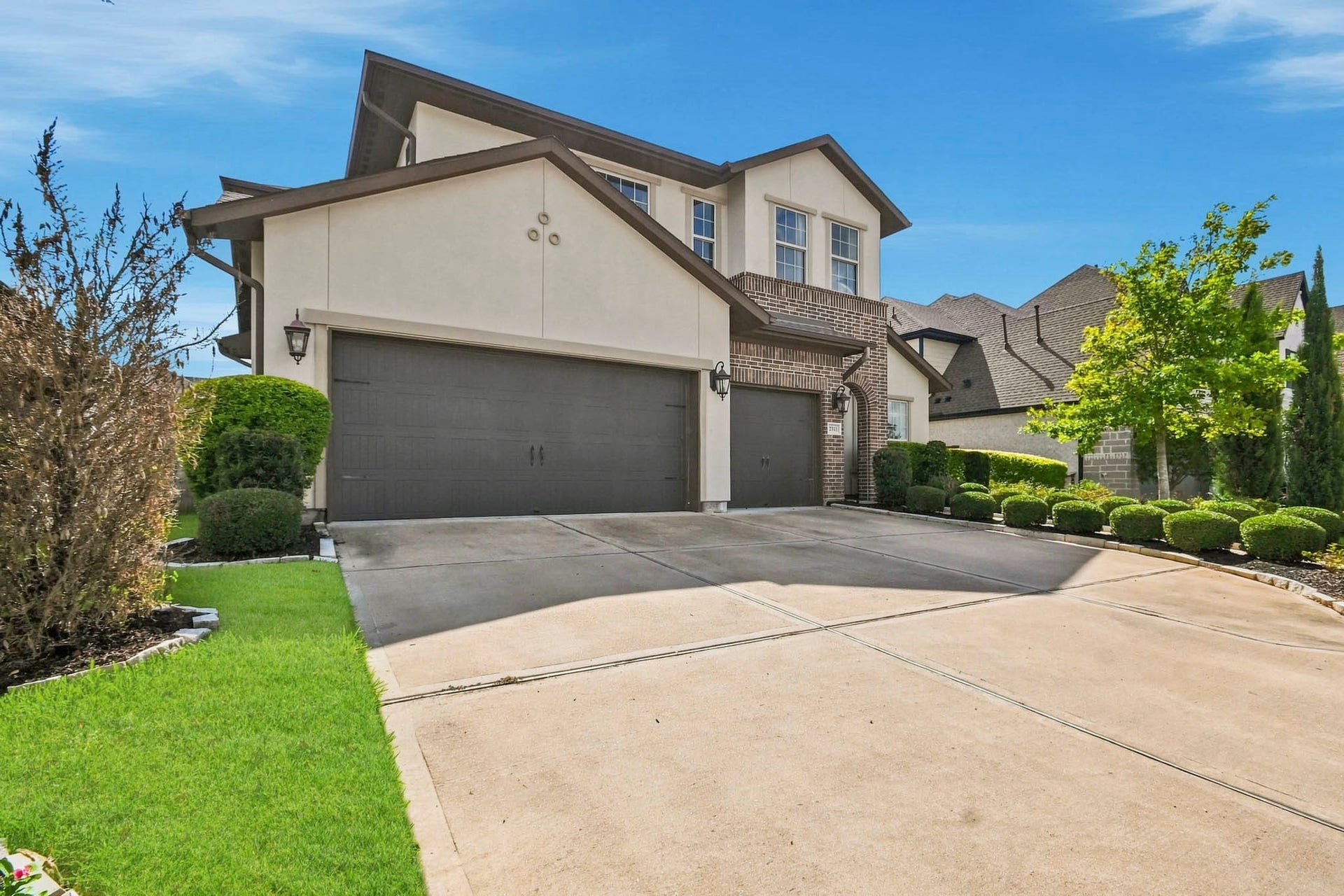 2511 Park Square Drive, Missouri City, TX 77459 Beautiful exterior showcases the homes spacious design