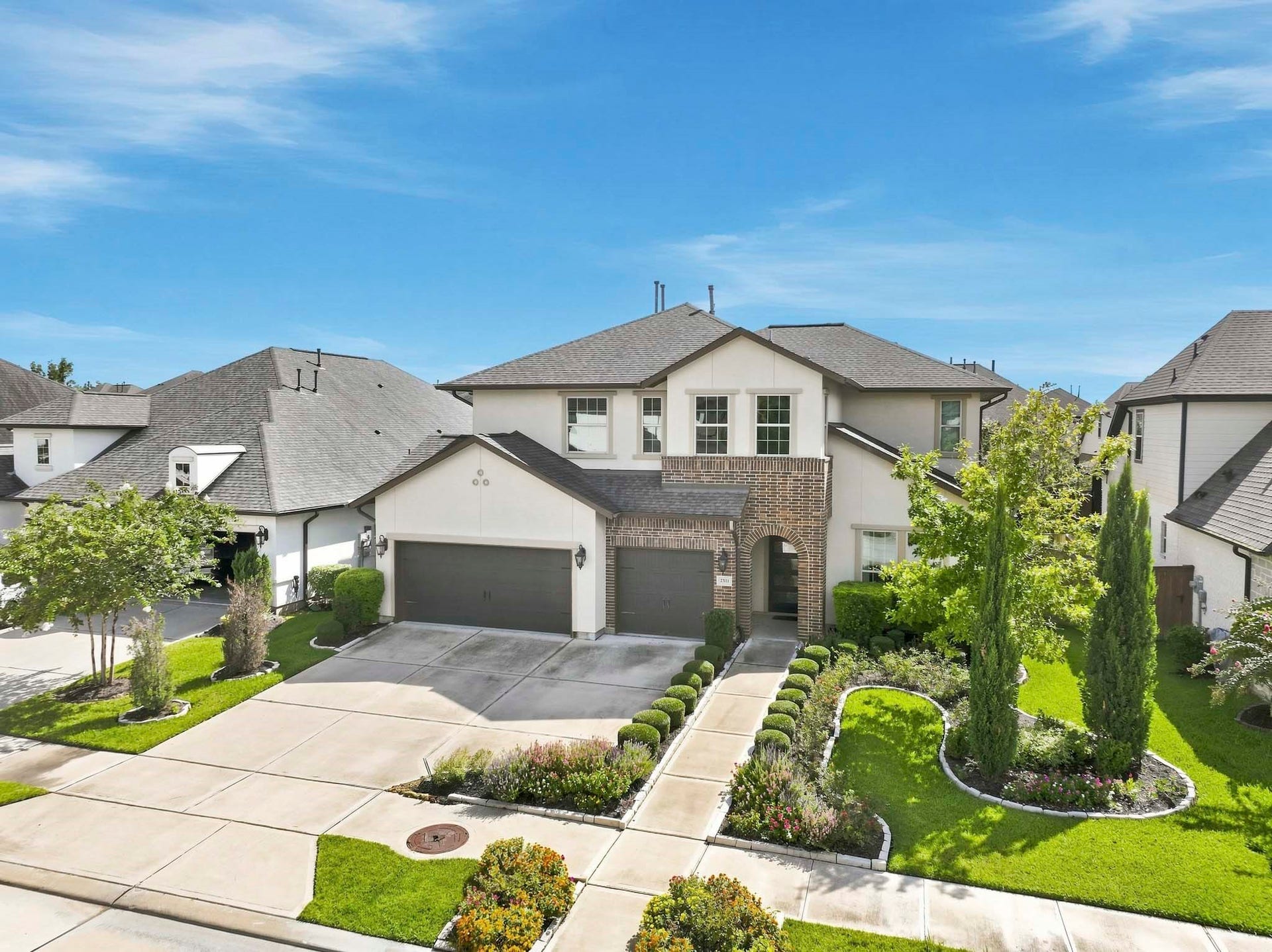 2511 Park Square Drive, Missouri City, TX 77459 Beautiful curb appeal with manicured lawn