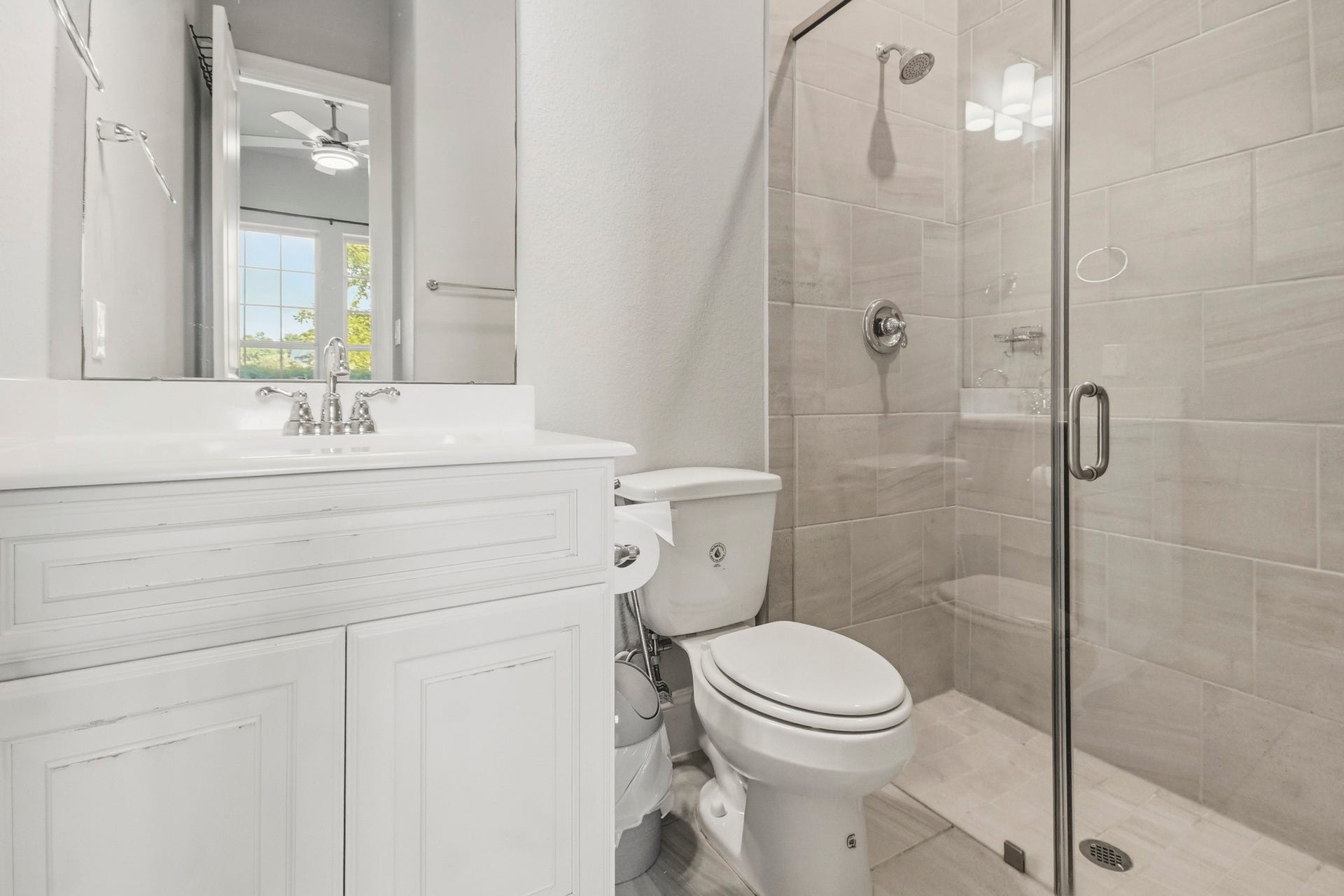 2511 Park Square Drive, Missouri City, TX 77459 Bright secondary bath featuring modern finishes and walk in shower.