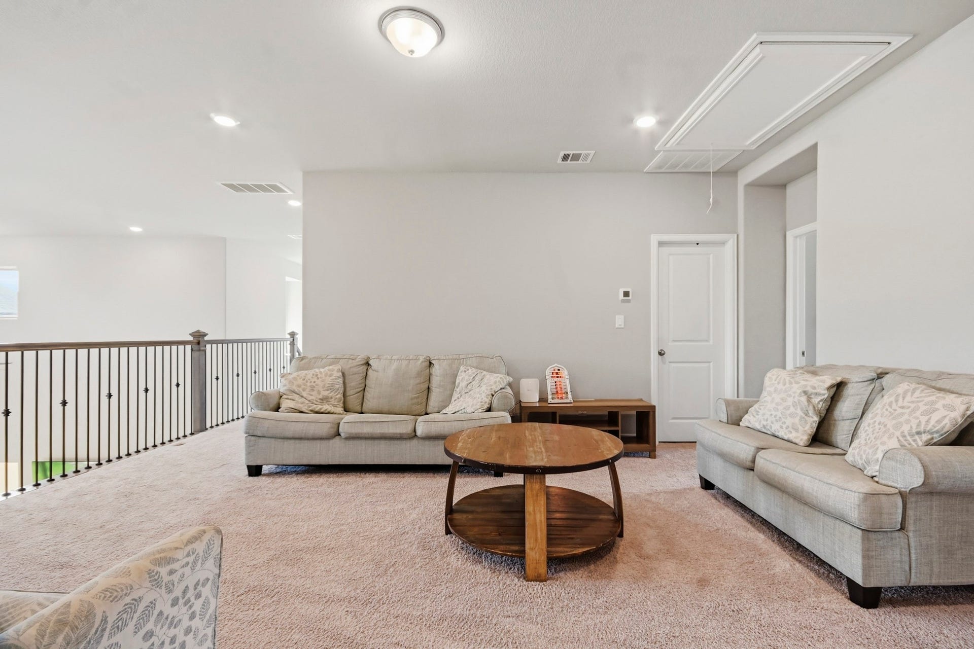 2511 Park Square Drive, Missouri City, TX 77459 Open loft offers additional living space overlooking the main living area.