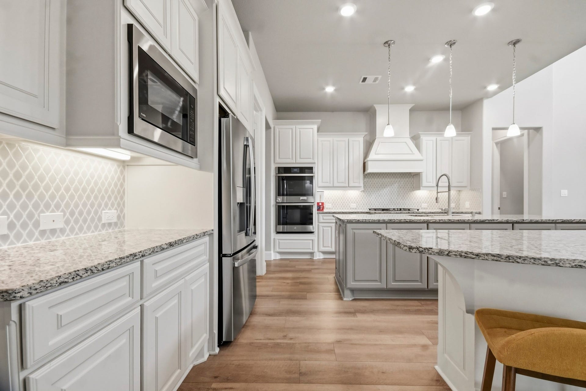 2511 Park Square Drive, Missouri City, TX 77459 Bright kitchen featuring extensive counter space, gas cooktop and double island.