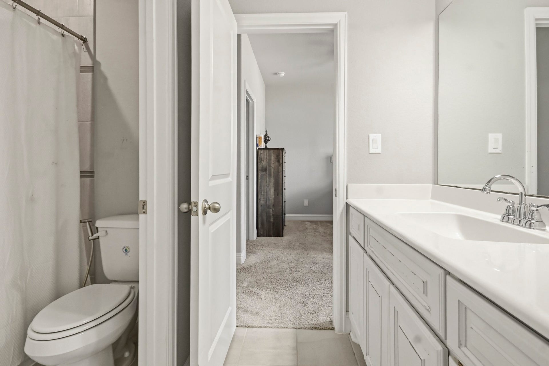 2511 Park Square Drive, Missouri City, TX 77459 Full secondary bath with spacious vanity and tub/shower combination.