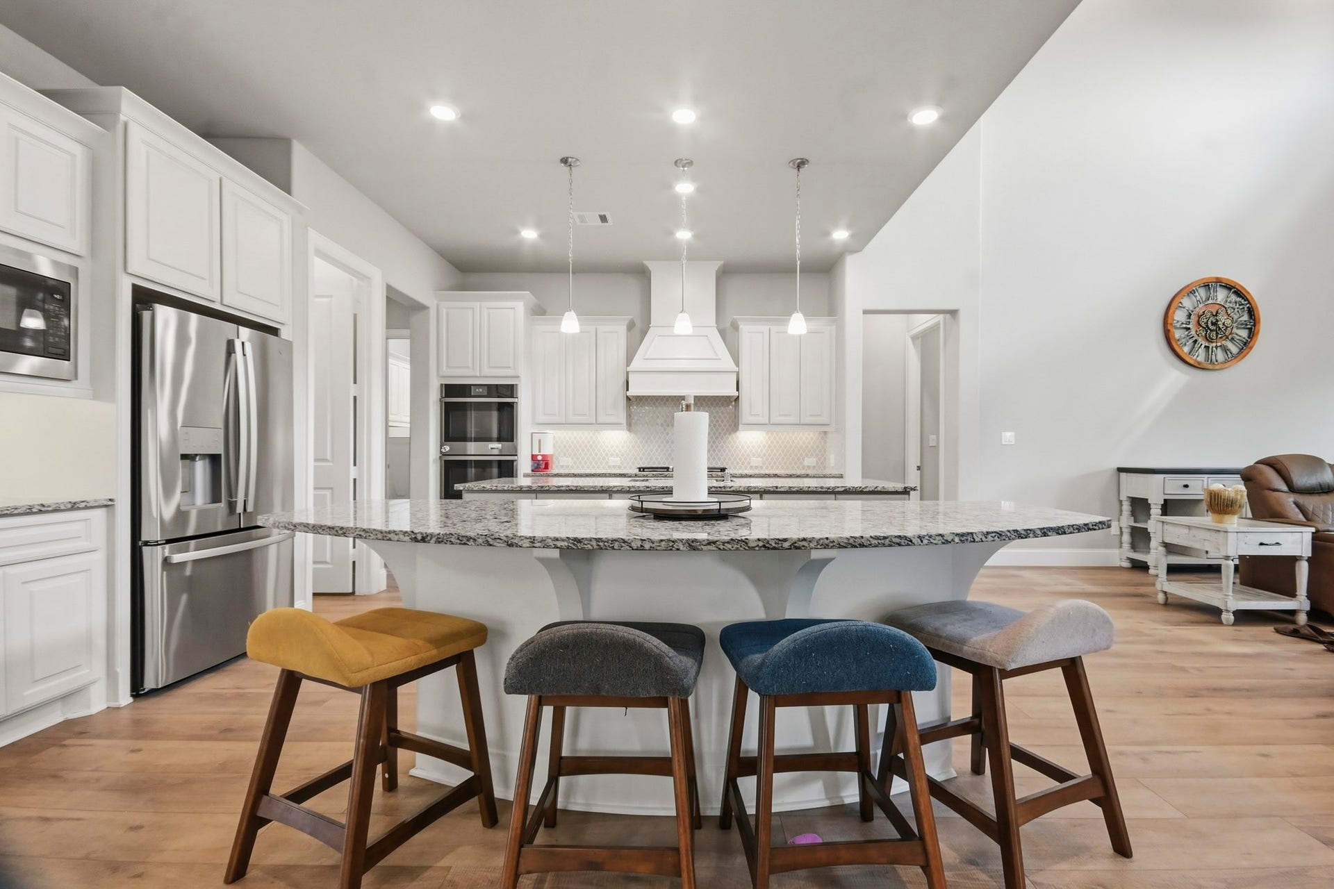 2511 Park Square Drive, Missouri City, TX 77459 Expansive kitchen with oversized island, ample seating and abundant cabinet space.