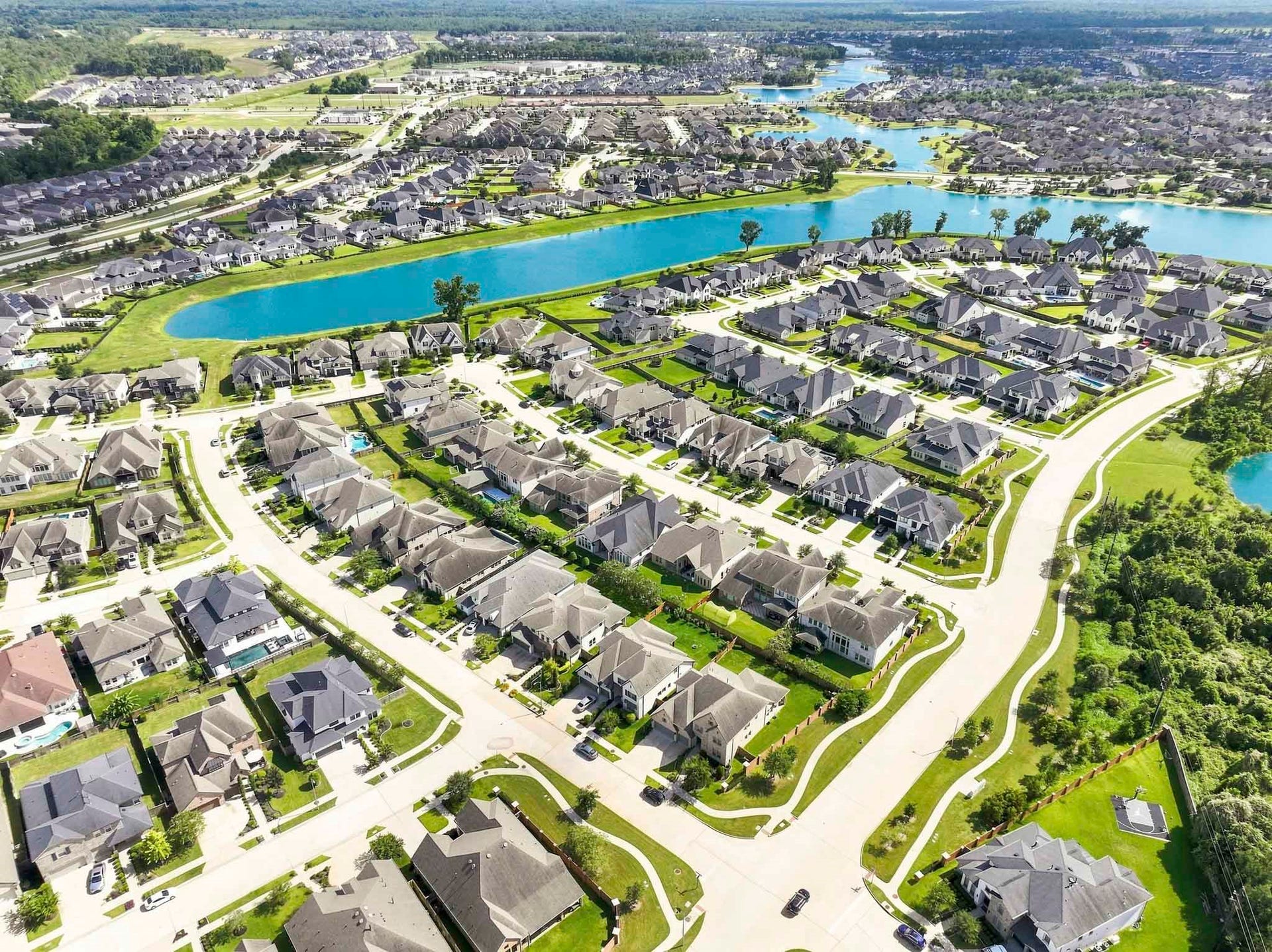 2511 Park Square Drive, Missouri City, TX 77459 Ideally located near the Sawmill Lake Club amenity center and Ridgepoint High School , offering convenient access to Siennas recreation and community amenities.
