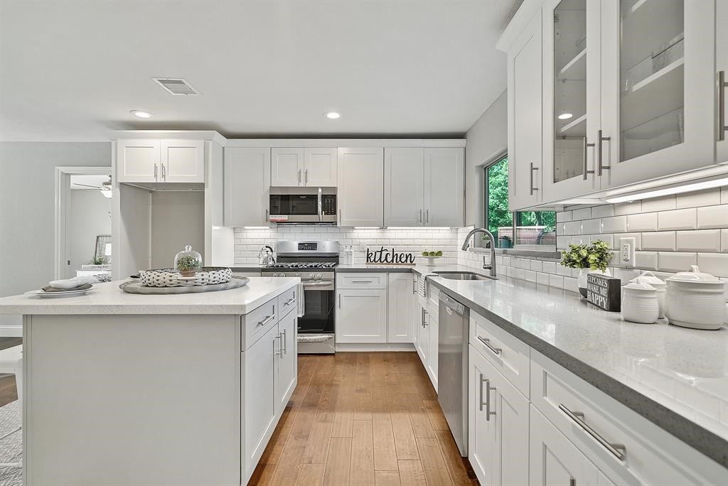 42 Kittiwake Court, Spring, TX 77380 42 Kittiwake Court, Spring, TX 77380