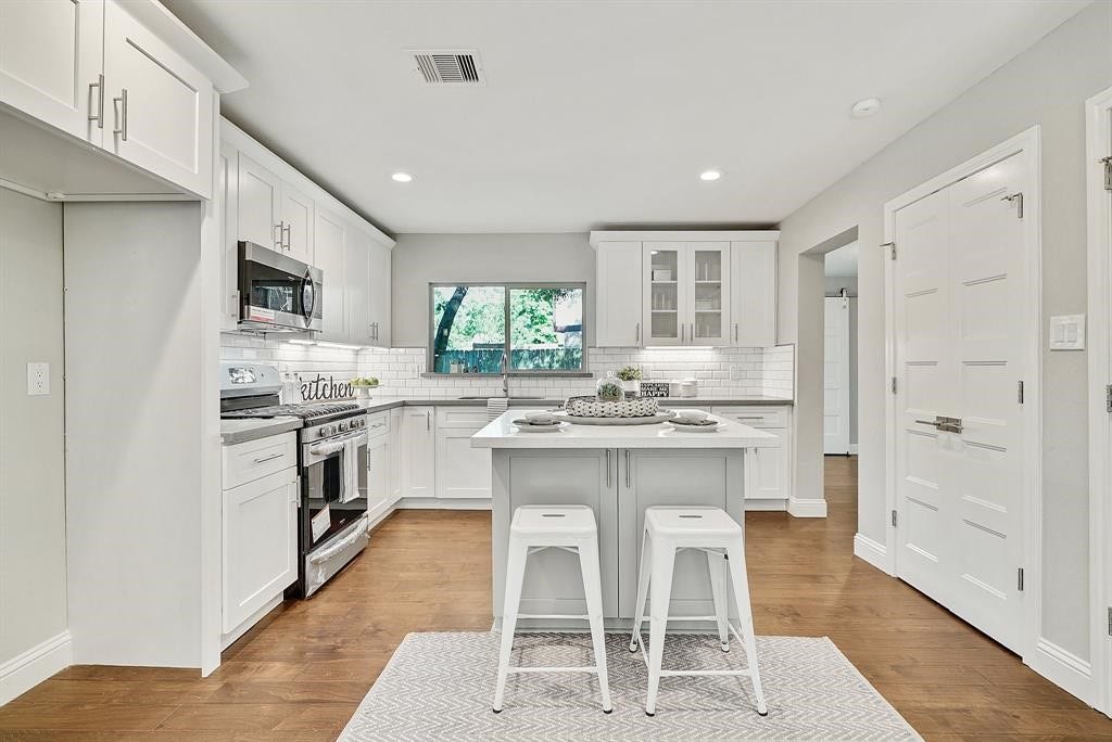 42 Kittiwake Court, Spring, TX 77380 42 Kittiwake Court, Spring, TX 77380