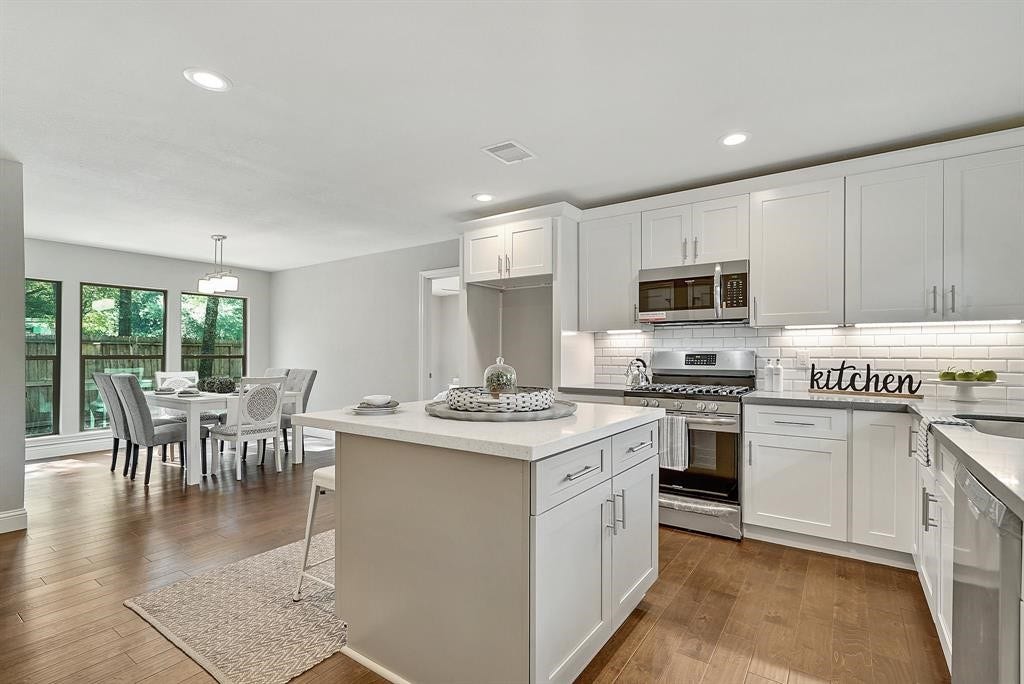42 Kittiwake Court, Spring, TX 77380 42 Kittiwake Court, Spring, TX 77380