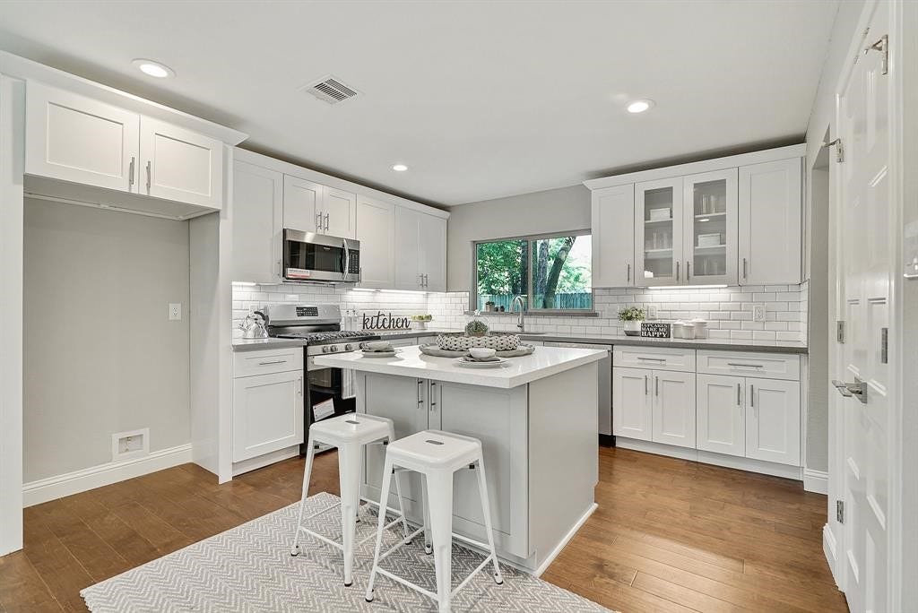 42 Kittiwake Court, Spring, TX 77380 **Refrigerator included, not shown.
